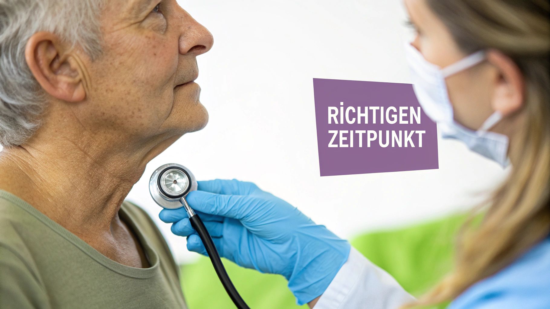 Ein Arzt in blauen Handschuhen untersucht den Hals eines älteren Patienten mit einem Stethoskop. Der Schriftzug 'RICHTIGEN ZEITPUNKT' ist eingeblendet.