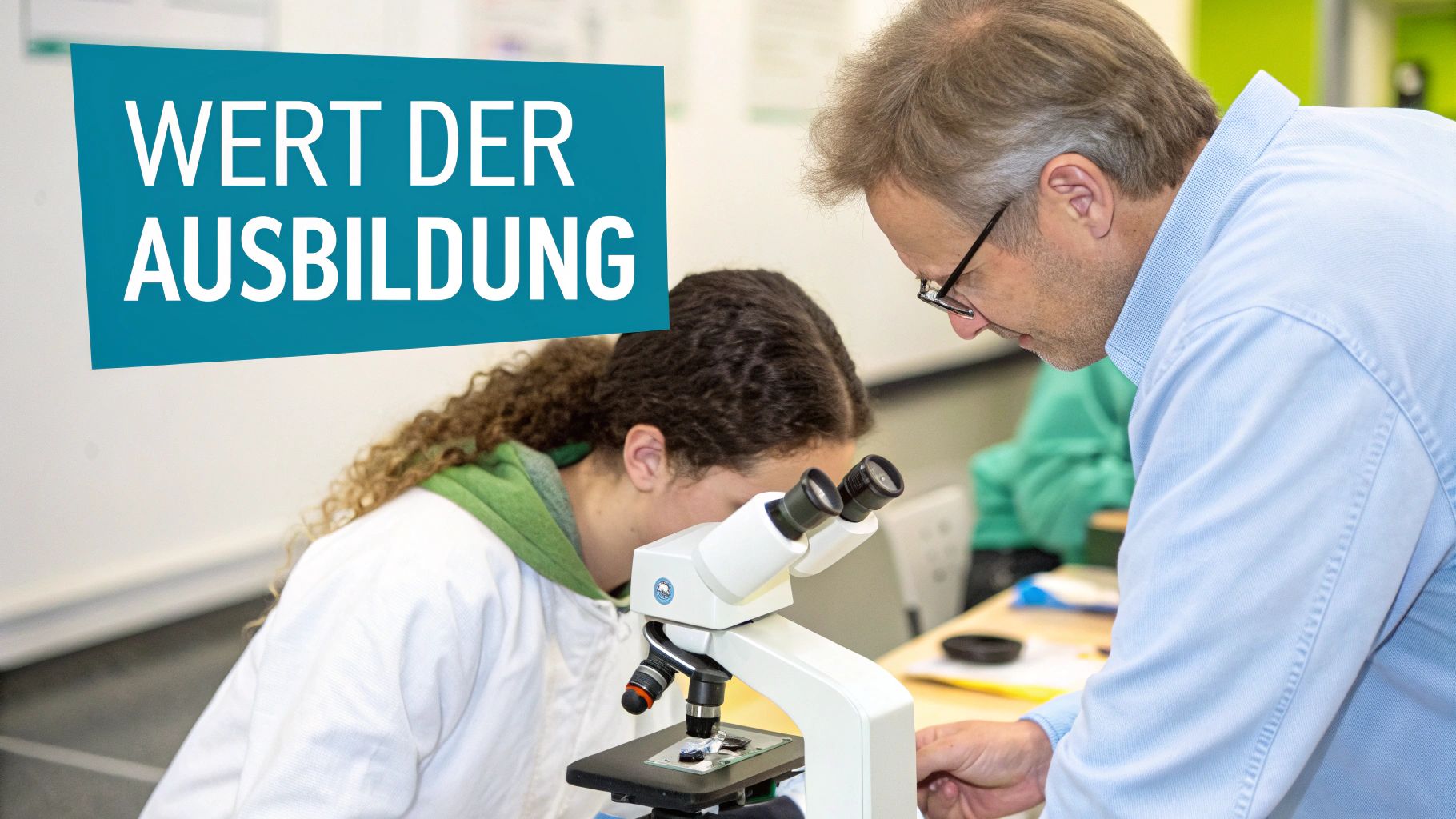 Eine Studentin untersucht eine Probe unter dem Mikroskop, ein Dozent assistiert. Banner: Wert der Ausbildung.