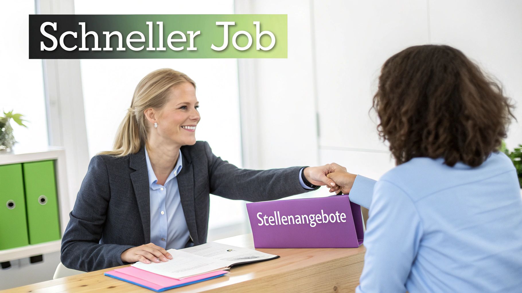 Zwei Frauen beim Vorstellungsgespräch für Stellenangebote, Händeschütteln über dem Schreibtisch mit Bewerbungsunterlagen