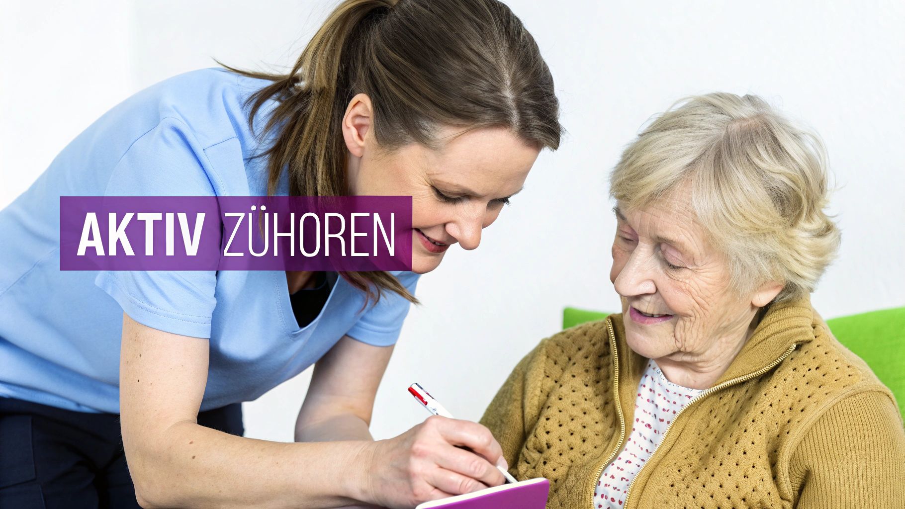 Eine Pflegerin hört einer älteren Frau aktiv zu und macht Notizen, was Kommunikation in der Pflege fördert.
