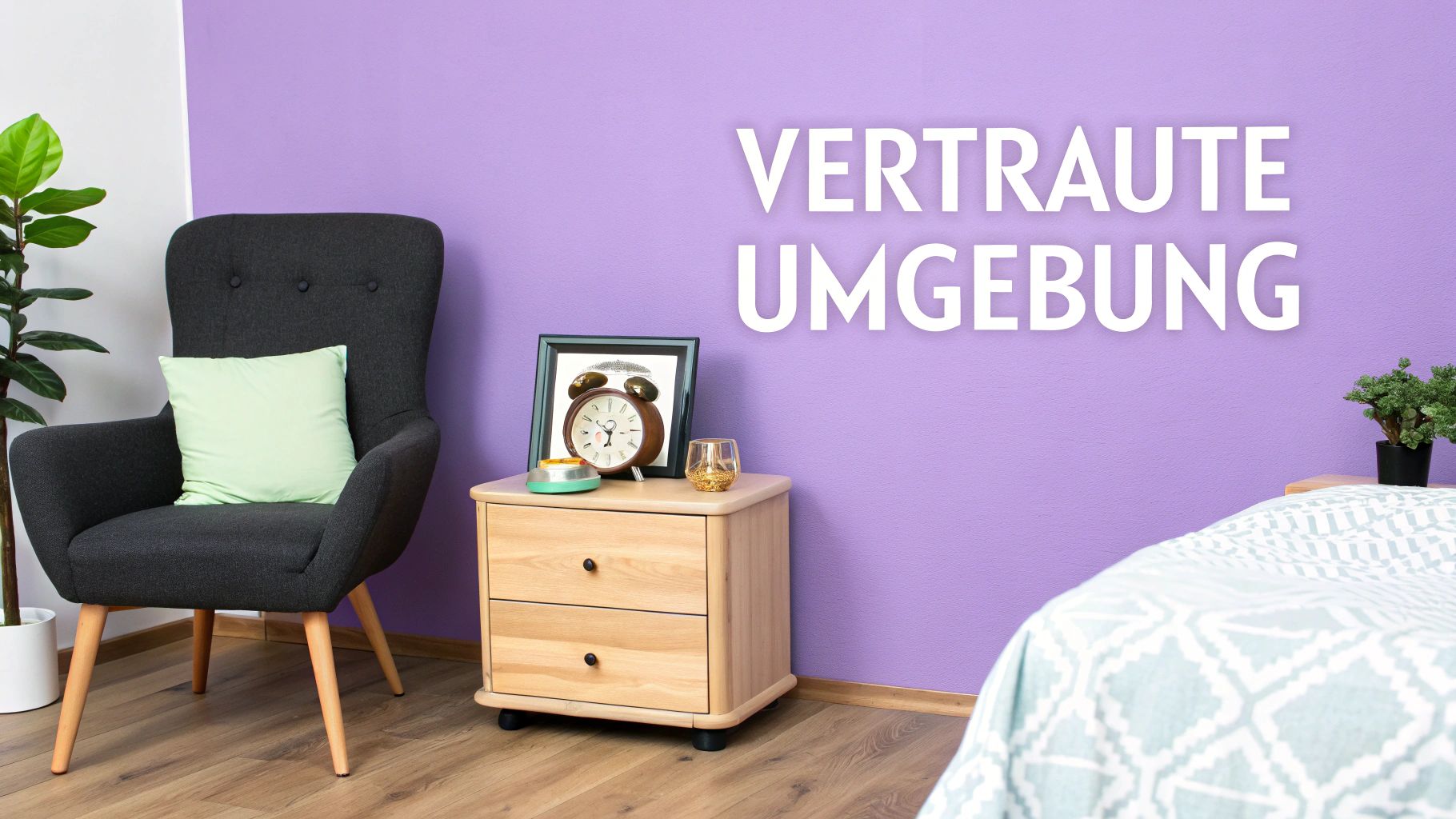 Ein gemütliches Zimmer mit violetter Wand, einem Sessel, Nachttisch und einem Bett, das eine vertraute Atmosphäre schafft.