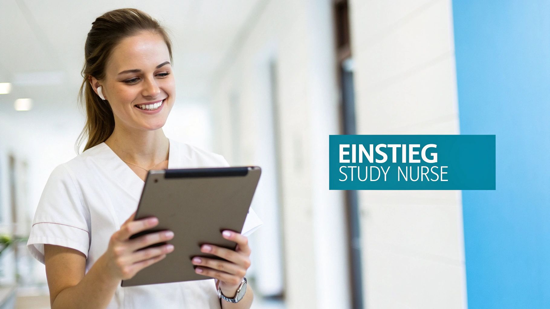 Eine lächelnde Frau in medizinischer Kleidung, die ein Tablet in einem Flur hält, mit dem Text EINSTIEG STUDY NURSE.