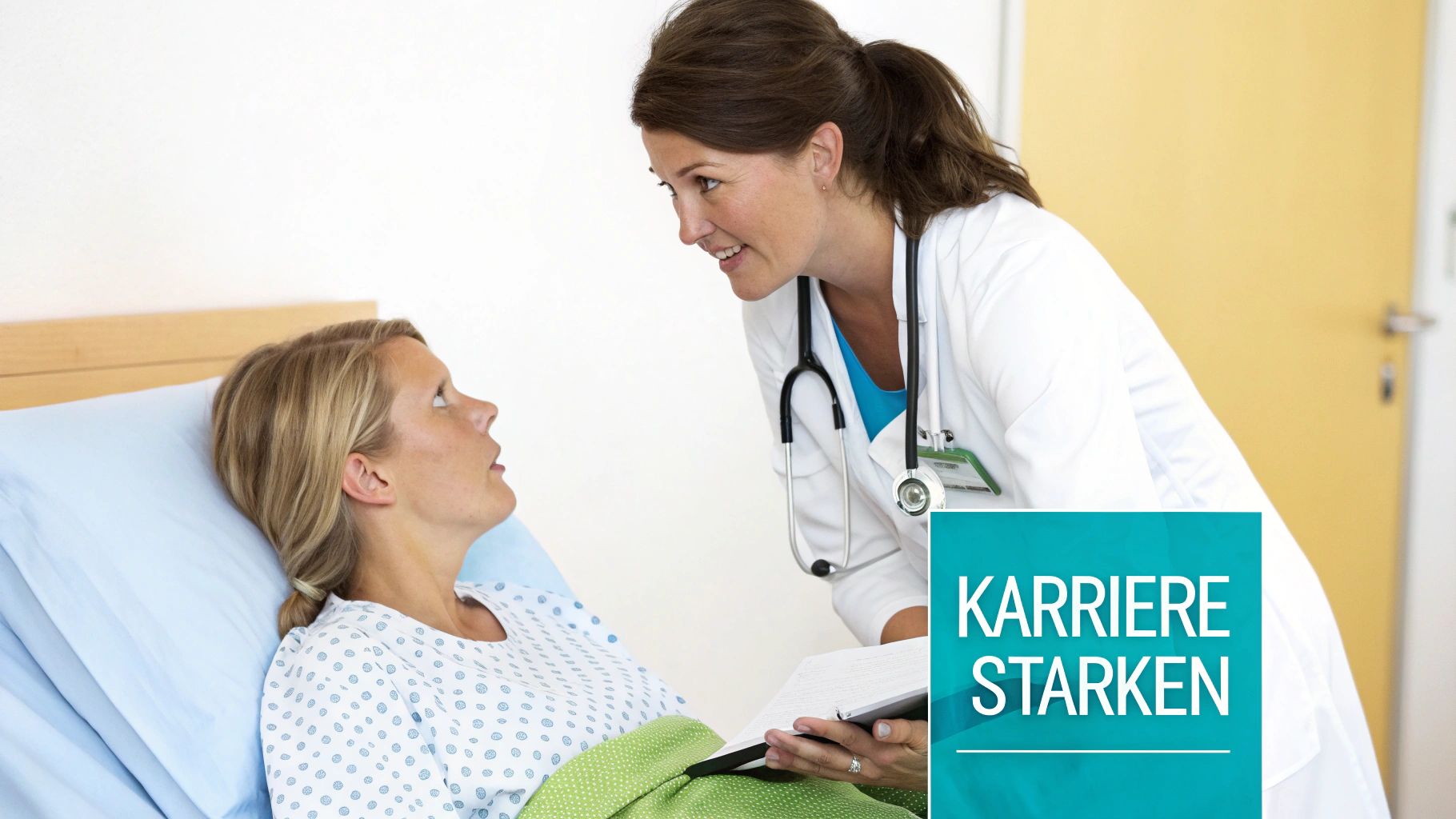 Eine lächelnde Ärztin spricht mit einer Patientin im Krankenhausbett. Darüber liegt der Text „KARRIERE STÄRKEN“.