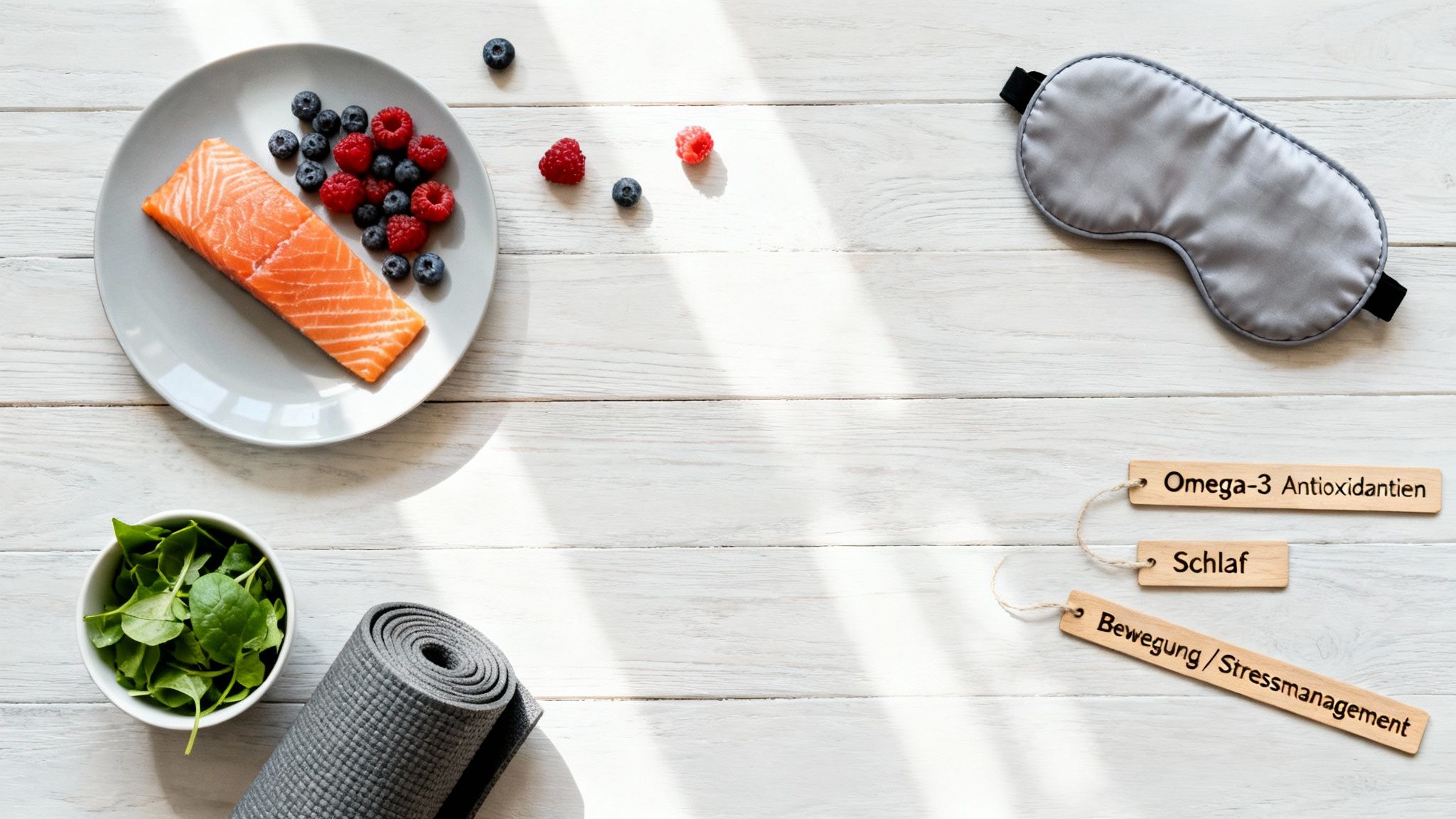 Flatlay mit Lachs, Beeren, Spinat, Yogamatte, Schlafmaske und Tags für gesunden Lebensstil.