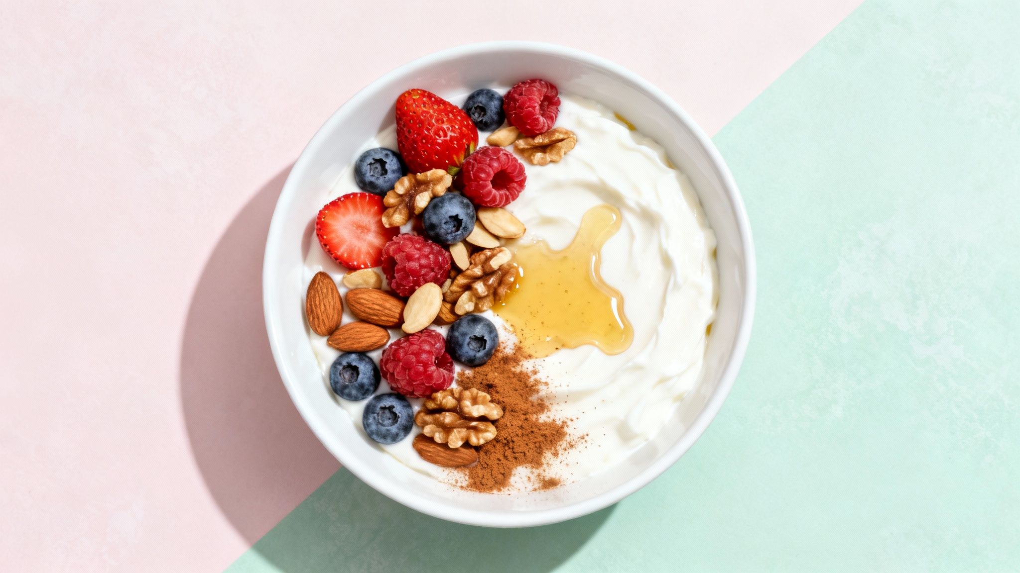 Griechischer Joghurt Bowl mit Beeren und Nüssen