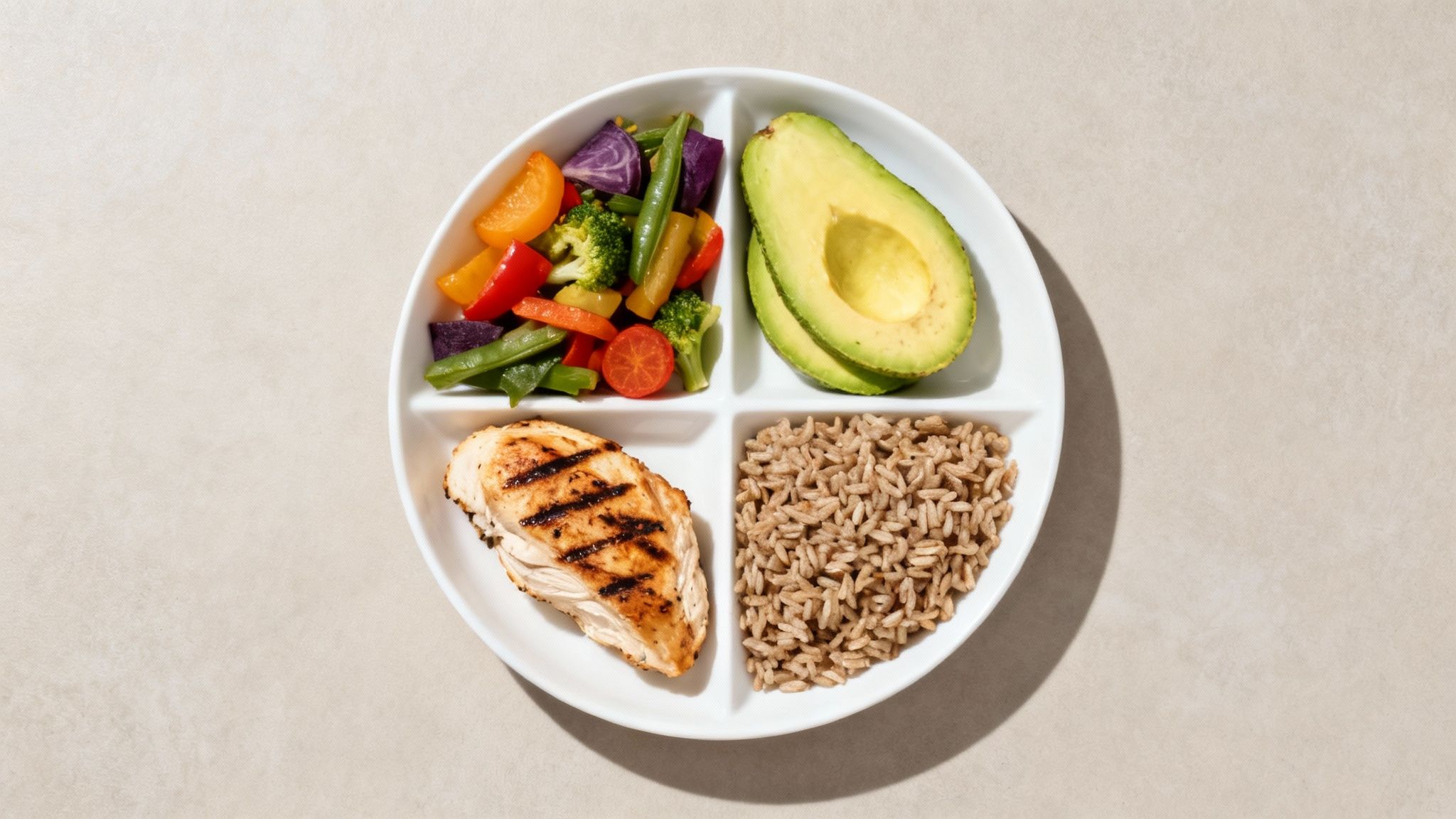 Eine bunte und gesunde Mahlzeit in einer Schüssel, die zeigt, wie eine flexible Ernährung aussehen kann.