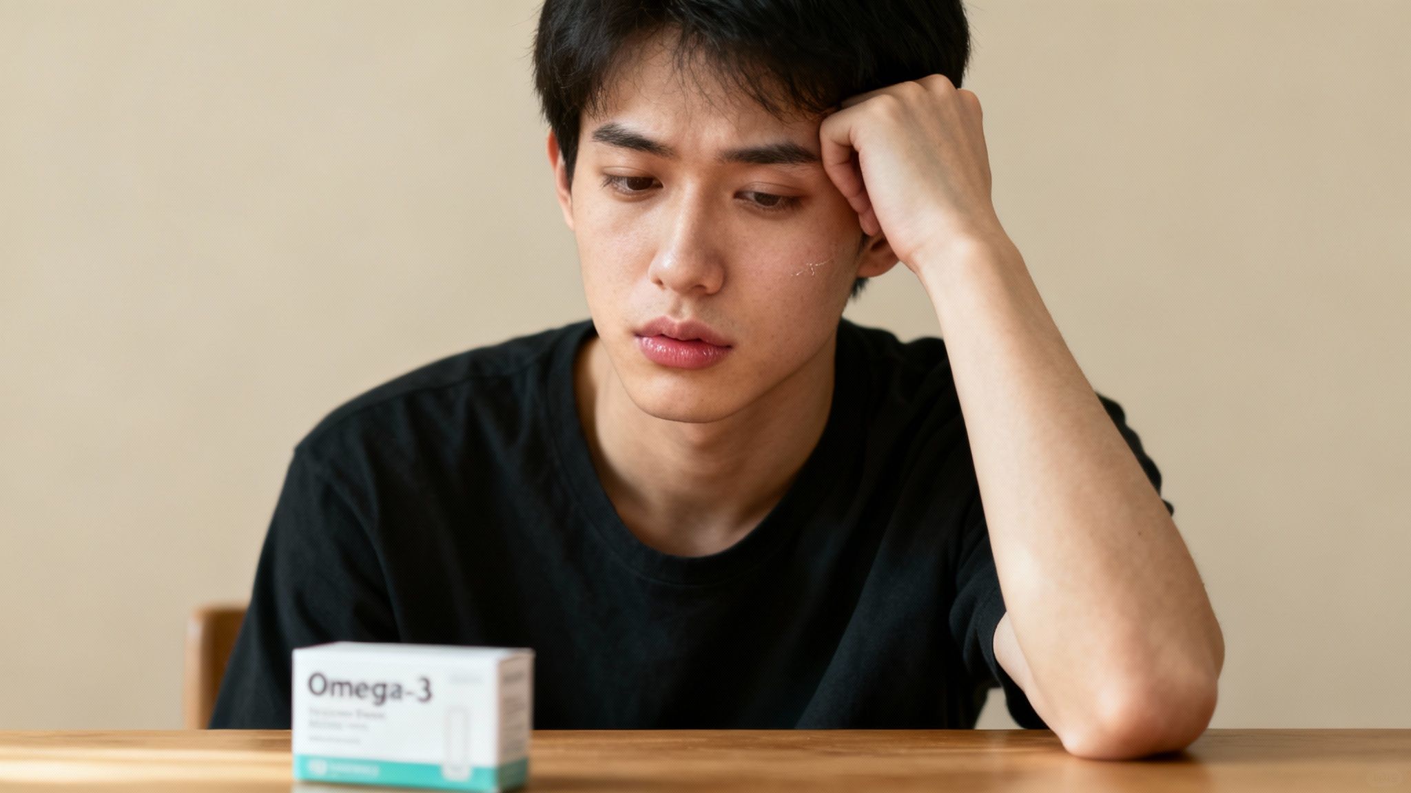 Eine Frau hält eine Omega-3-Kapsel in der Hand, umgeben von gesunden Lebensmitteln wie Fisch und Nüssen.