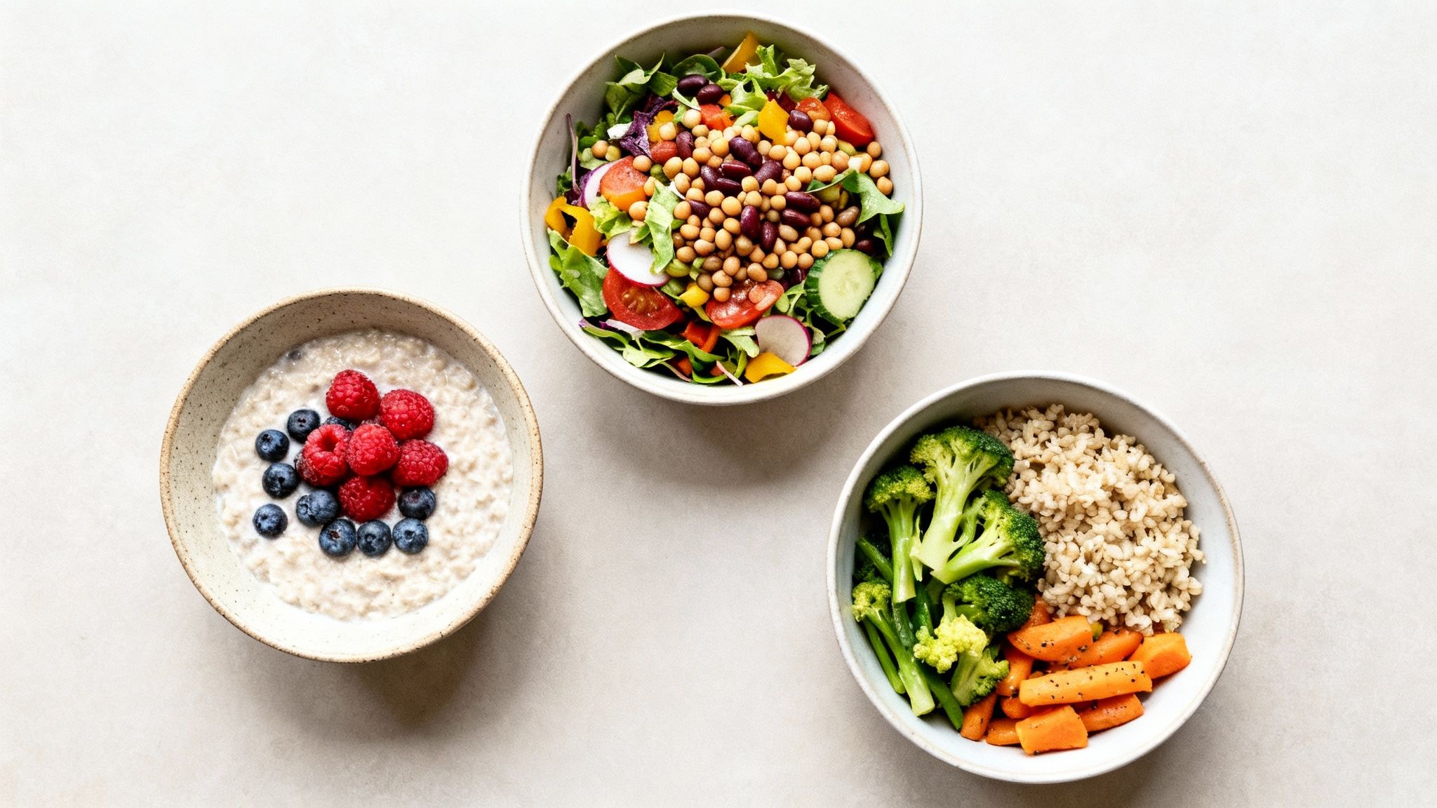 Une sélection colorée de repas nutritifs : flocons d'avoine avec des baies fraîches, une salade colorée et un bol de riz avec brocoli et carottes.
