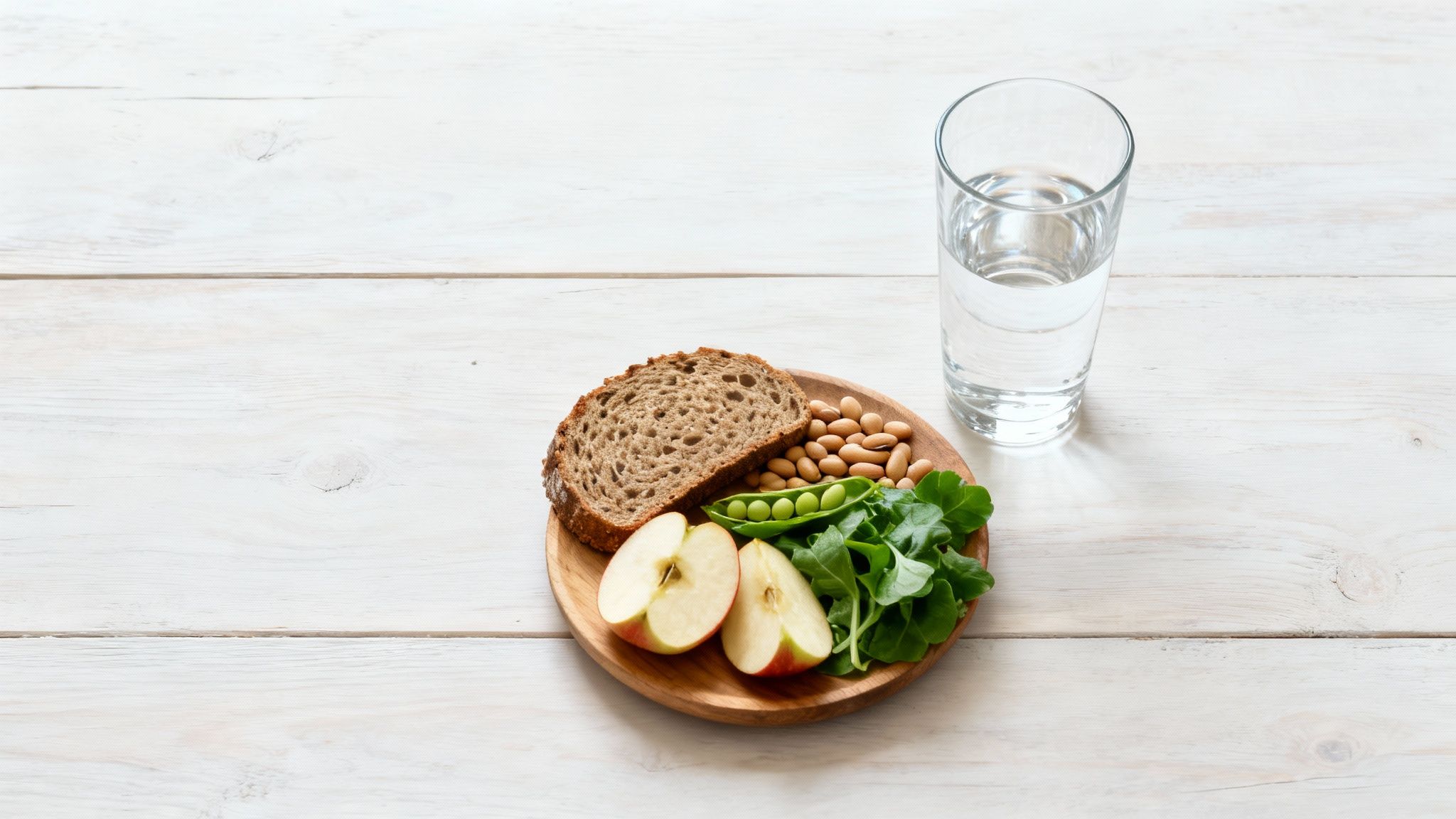 Eine Person beim Yoga im Freien, die Ruhe und Bewegung symbolisiert