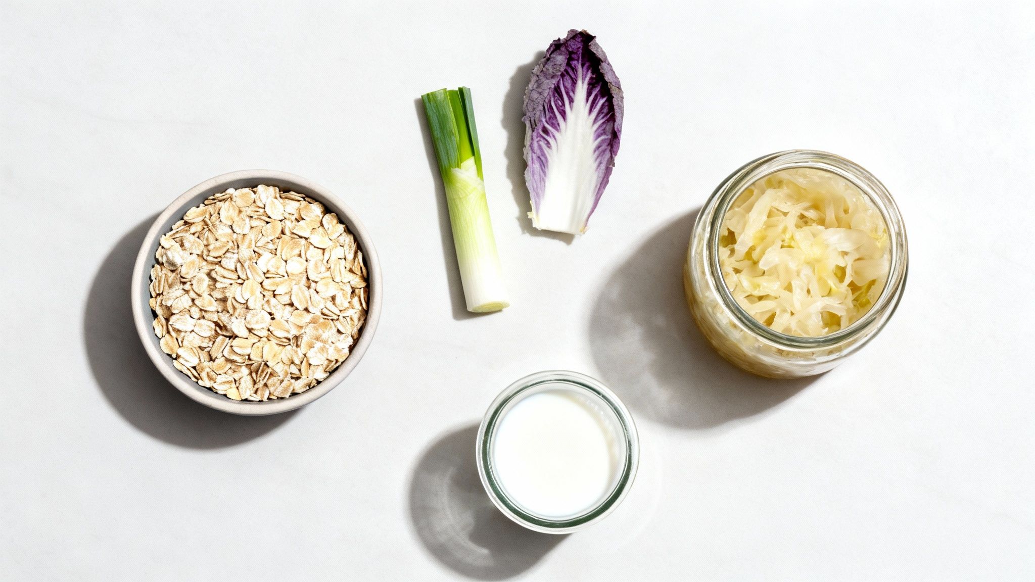 Eine Schüssel mit einer Vielzahl von ballaststoffreichen Lebensmitteln wie Gemüse, Nüssen und Samen.