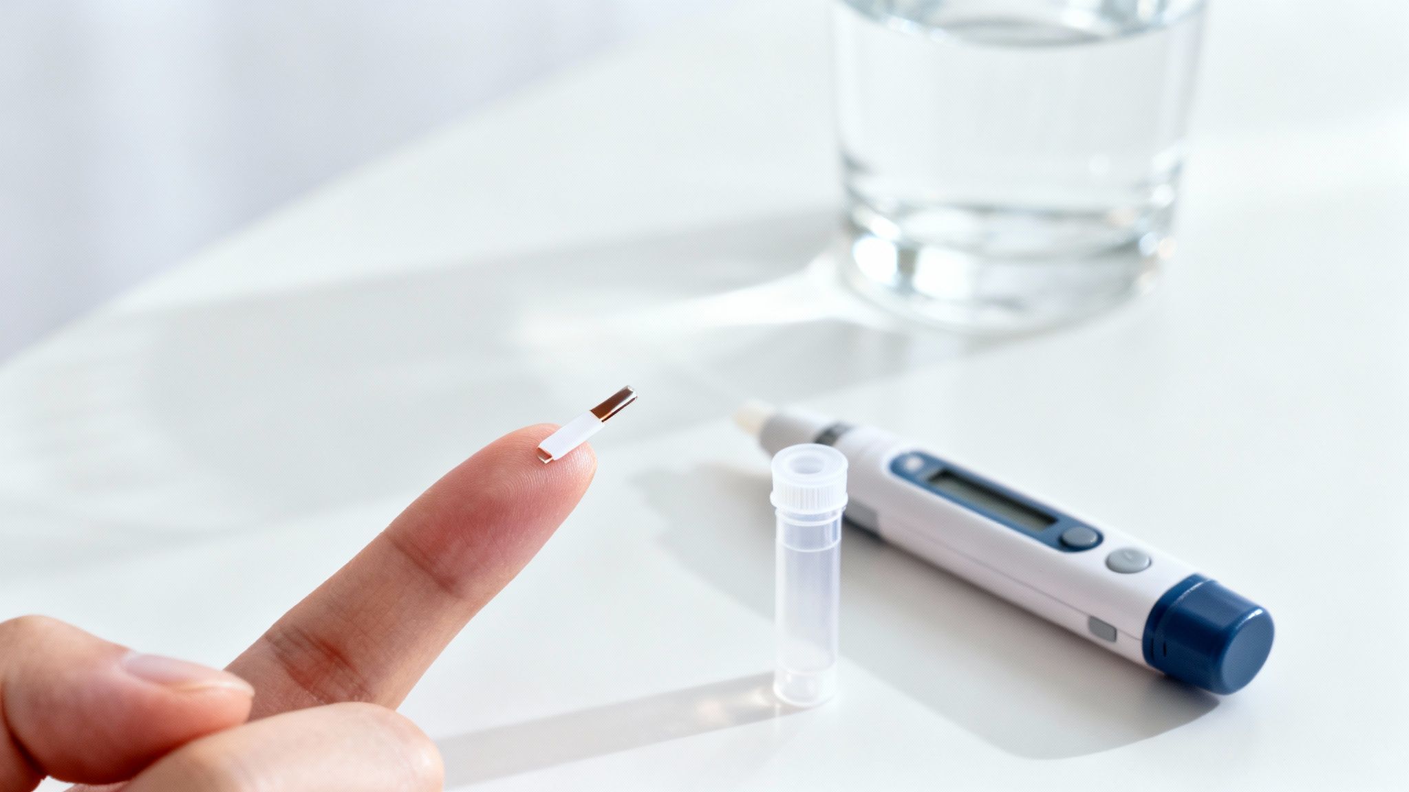 Eine Person bereitet einen mybody-x Heimtest vor.