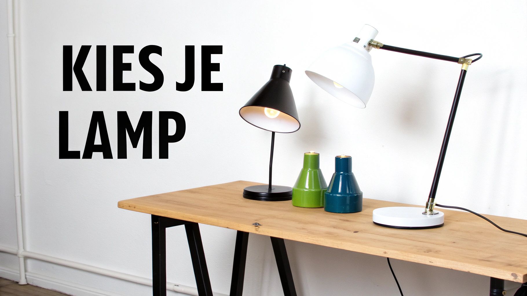 Verschillende bureaulampen op houten tafel met tekst 'Kies je lamp' op witte muur