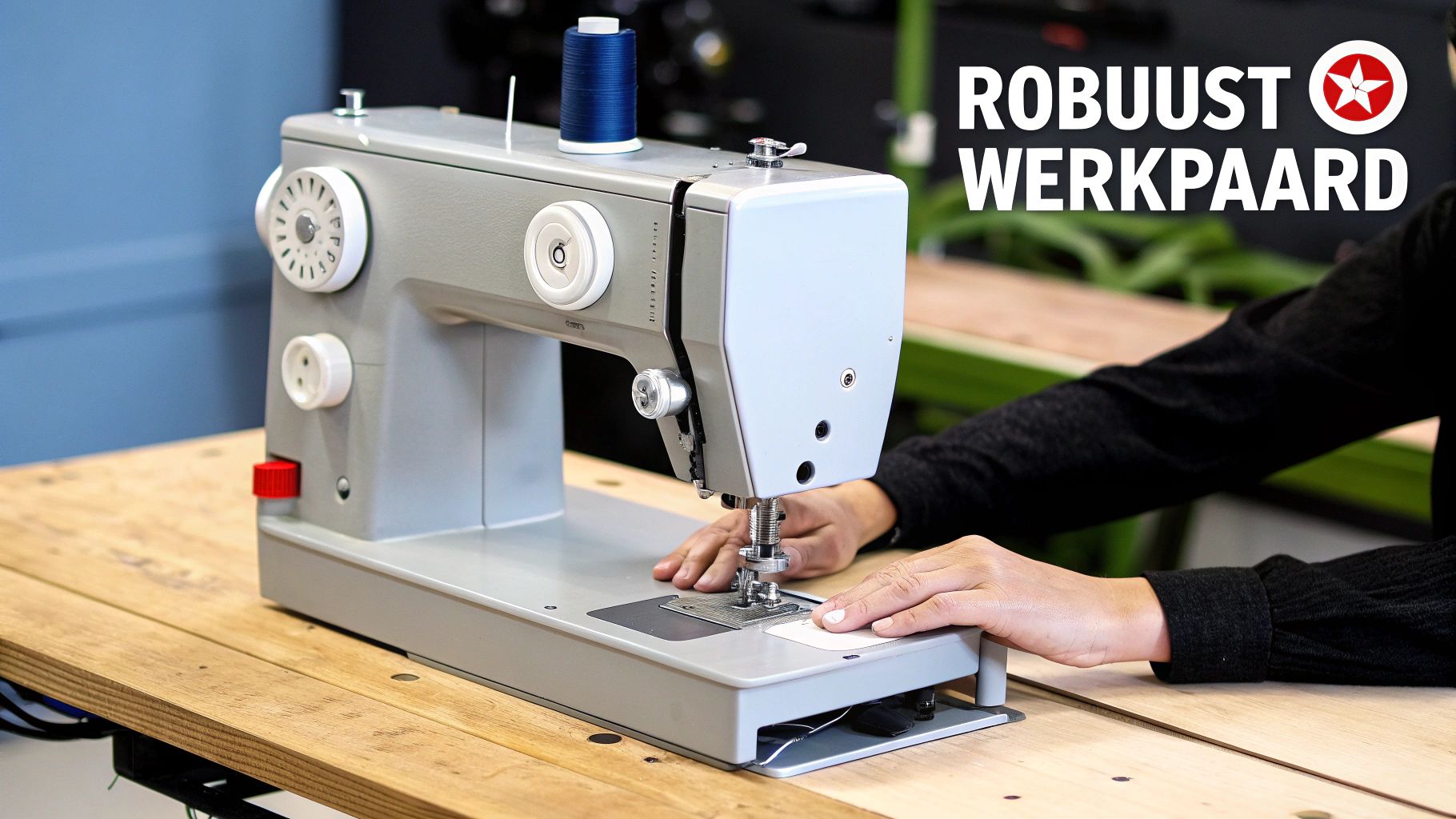 Een vrouw gebruikt een Singer Heavy Duty 4423 naaimachine voor haar project.