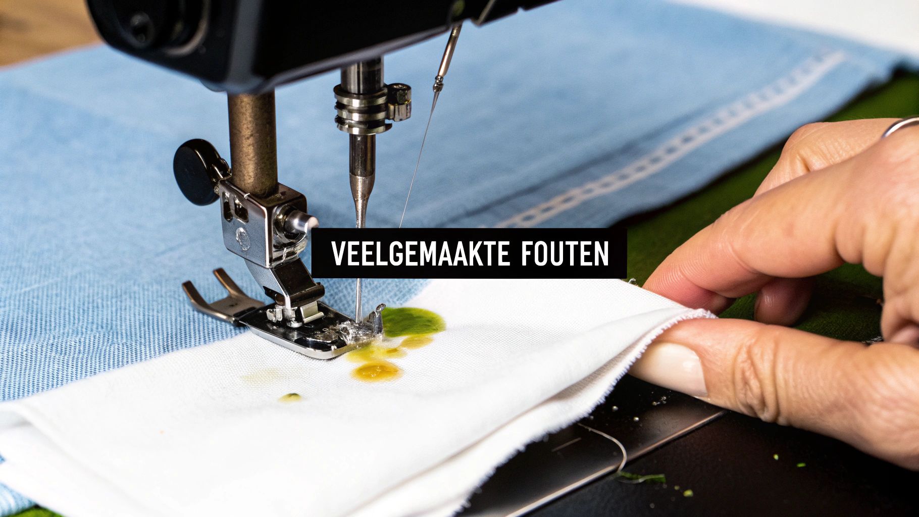 Een naaimachine naait over een bevuilde witte stof, vastgehouden door een hand, met de tekst 'VEELGEMAAKTE FOUTEN'.