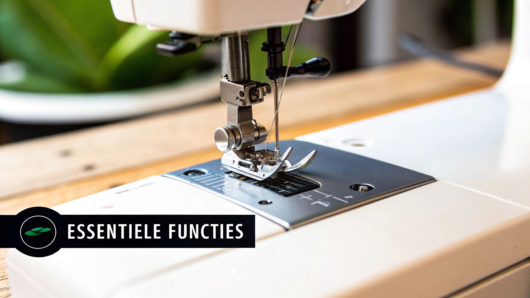 Een close-up van een persoon die een naaimachine gebruikt, waarbij de focus ligt op de naald en de draad.