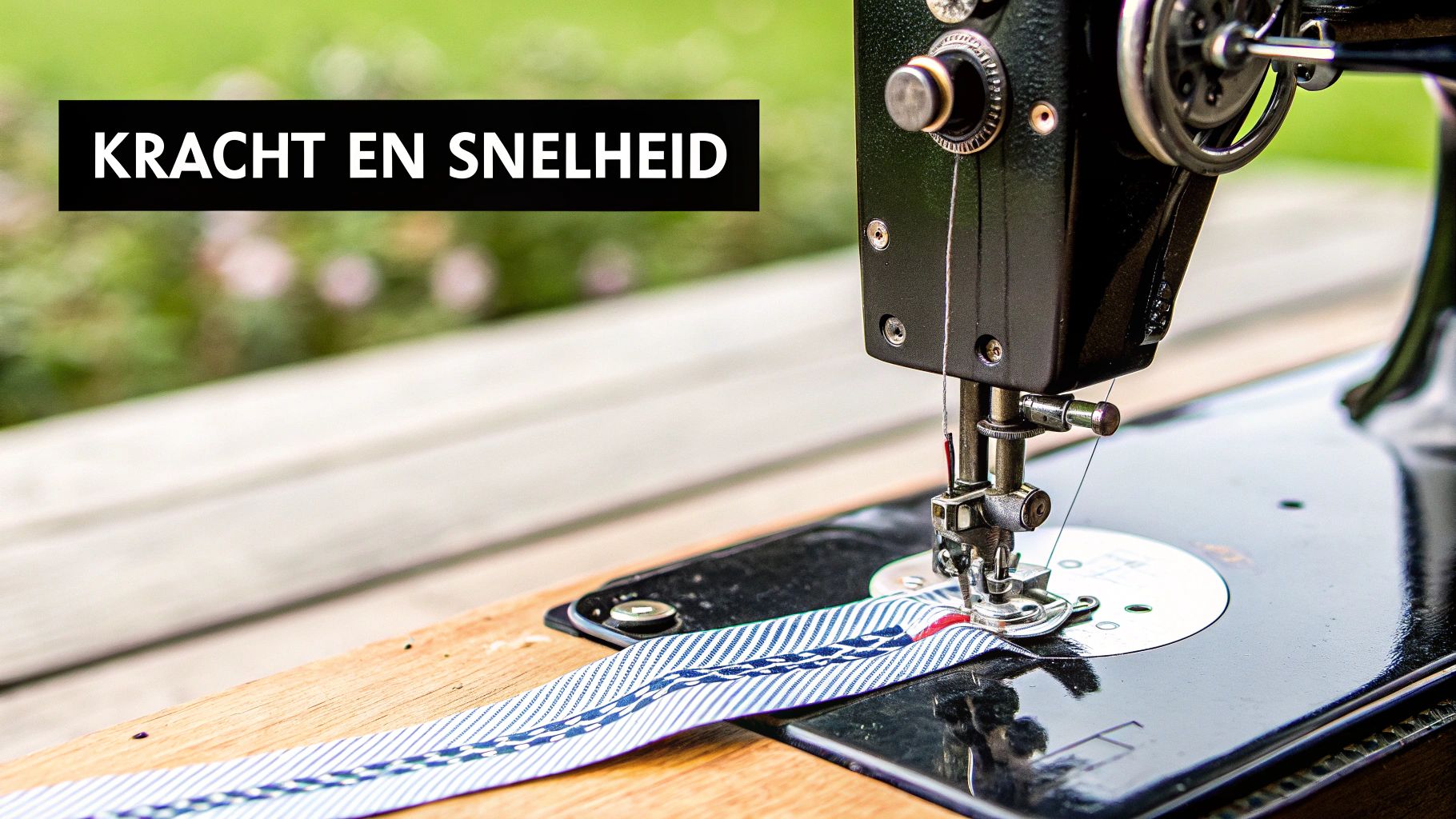 Oude Singer naaimachine naait een gestreepte band met de tekst 'Kracht en Snelheid' erboven.