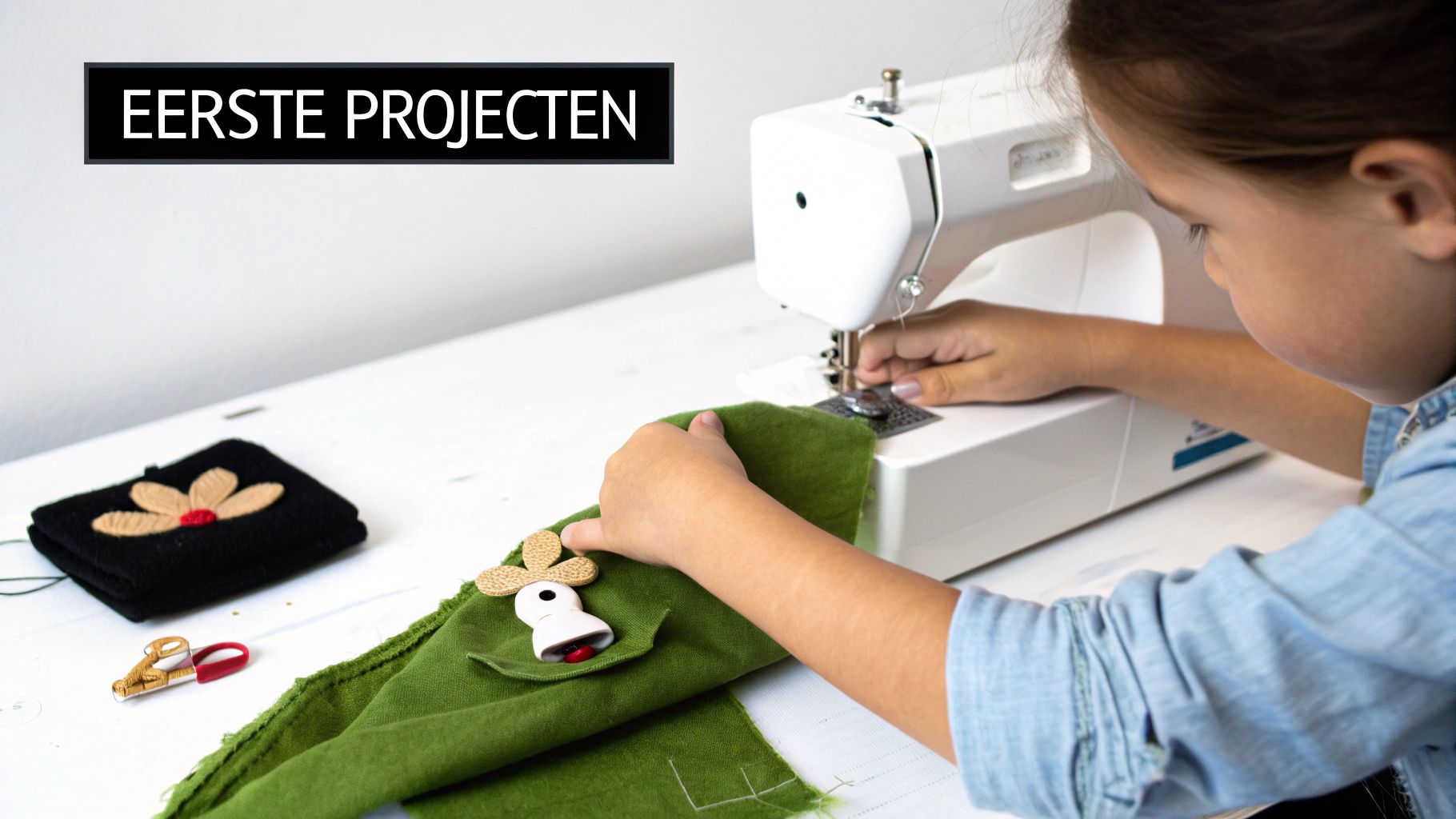 Kind naait met naaimachine aan groen textielproject, met afgewerkte handwerkproducten ernaast.