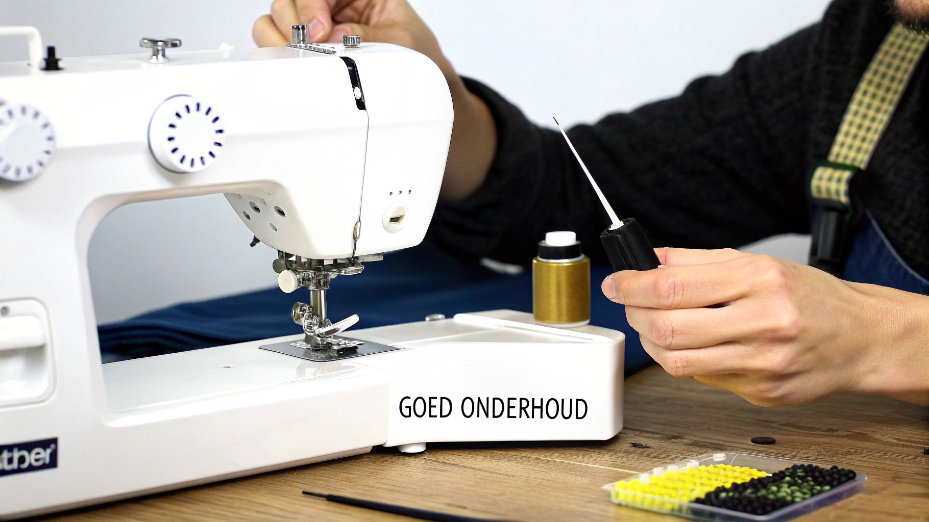 Een persoon onderhoudt een witte Brother naaimachine met een reinigingsgereedschap. Goed onderhoud is essentieel.