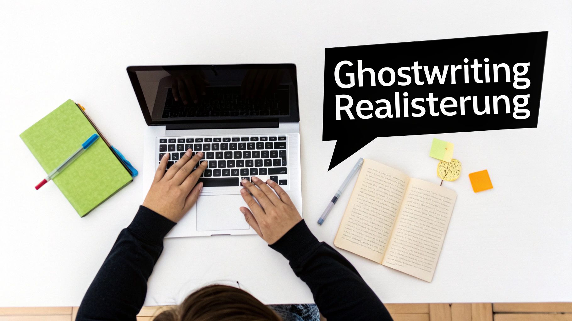 Person tippt auf Laptop, Notizbuch, Stift, Buch und Haftnotizen auf weißem Schreibtisch. Sprechblase mit 'Ghostwriting Realisierung'.