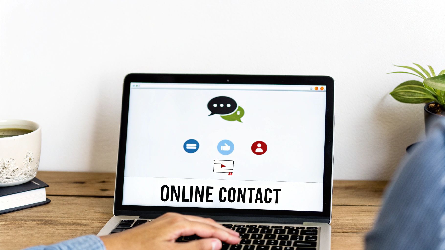 Persoon typt op een laptop met de tekst 'ONLINE CONTACT' en communicatie-pictogrammen op het scherm.