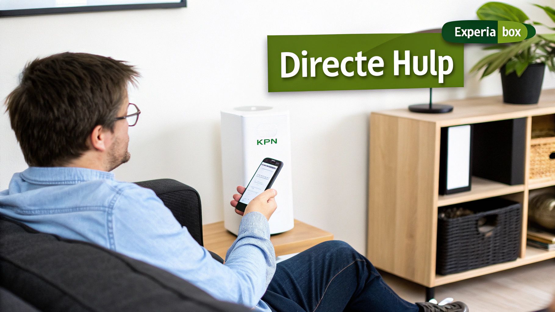 Man met smartphone op de bank, gebruikt KPN Experia Box voor directe hulp.
