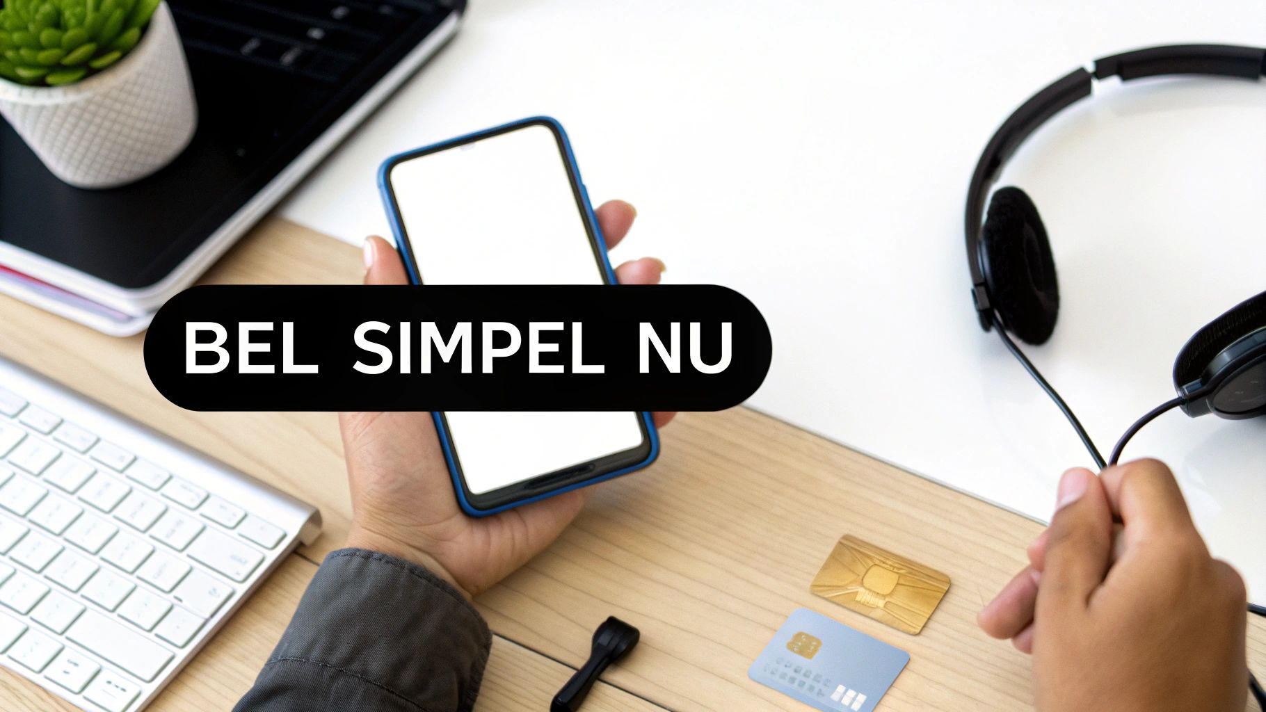 Een vrouw belt met een glimlach de klantenservice van Simpel