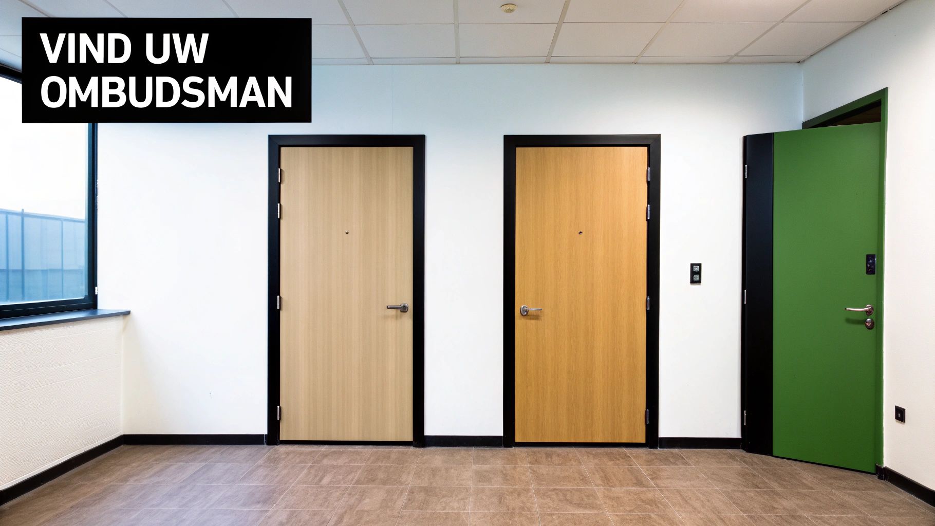 Een gang met drie deuren, een raam en een bord met de tekst 'VIND UW OMBUDSMAN'.