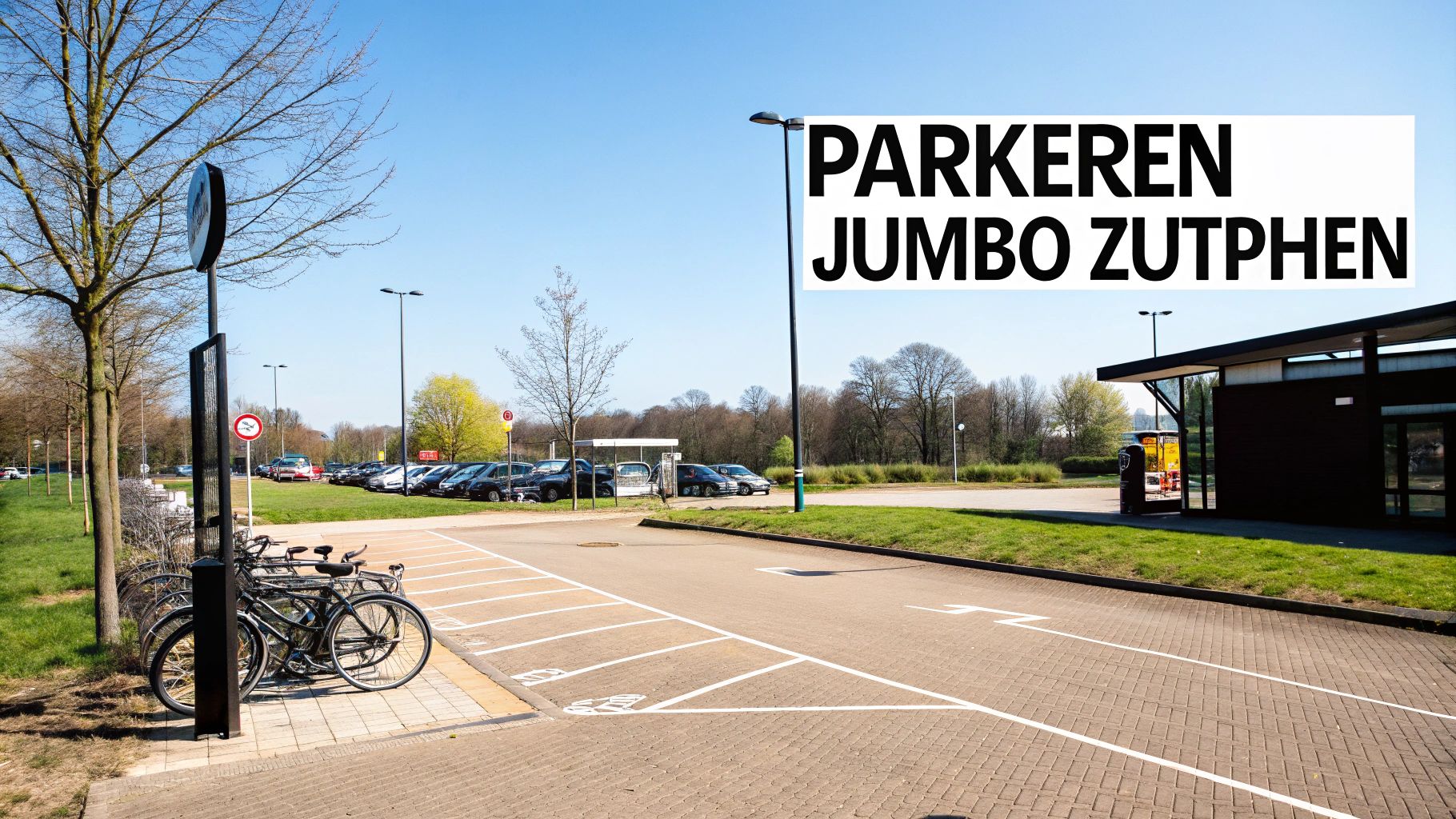 Een zonnige dag op de parkeerplaats van Jumbo Zutphen met geparkeerde auto's en fietsen.
