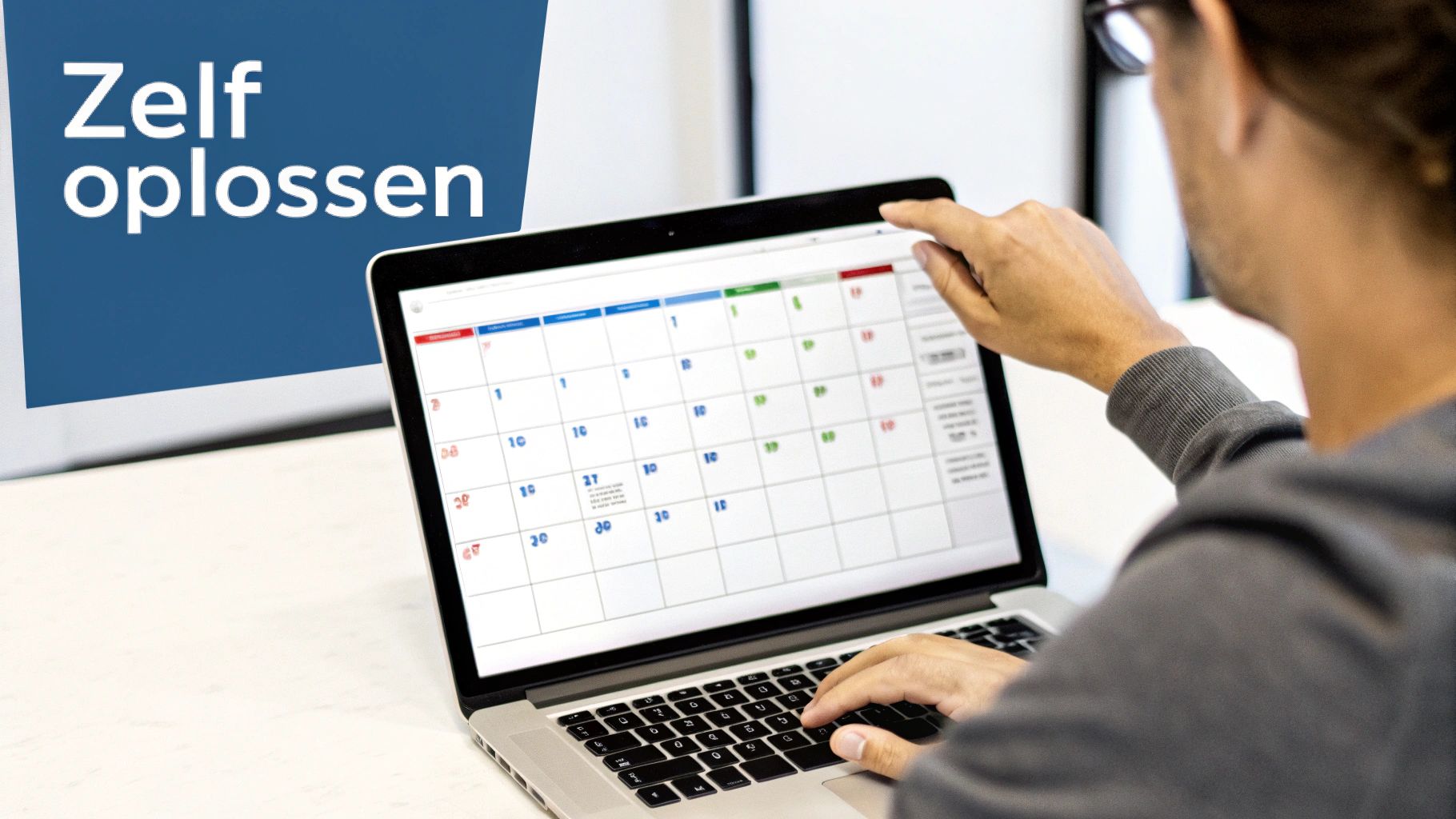 Man met laptop die een online kalender bekijkt en aanraakt, met een bord 'Zelf oplossen' op de achtergrond.