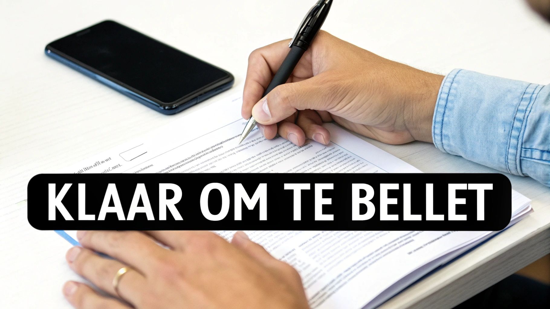 Een persoon vult een formulier in met een pen, met een smartphone en de tekst 'KLAAR OM TE BELLEN'.