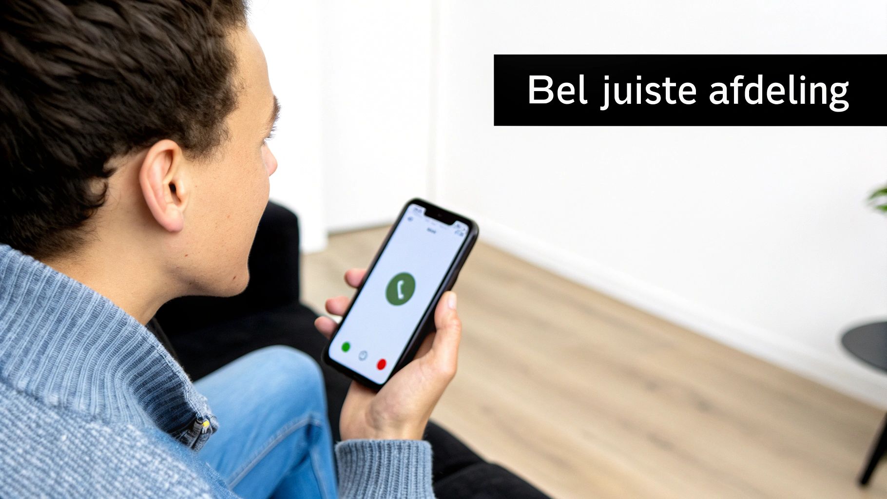 Een persoon belt met een smartphone voor een raam, wat de directe actie van contact opnemen symboliseert.