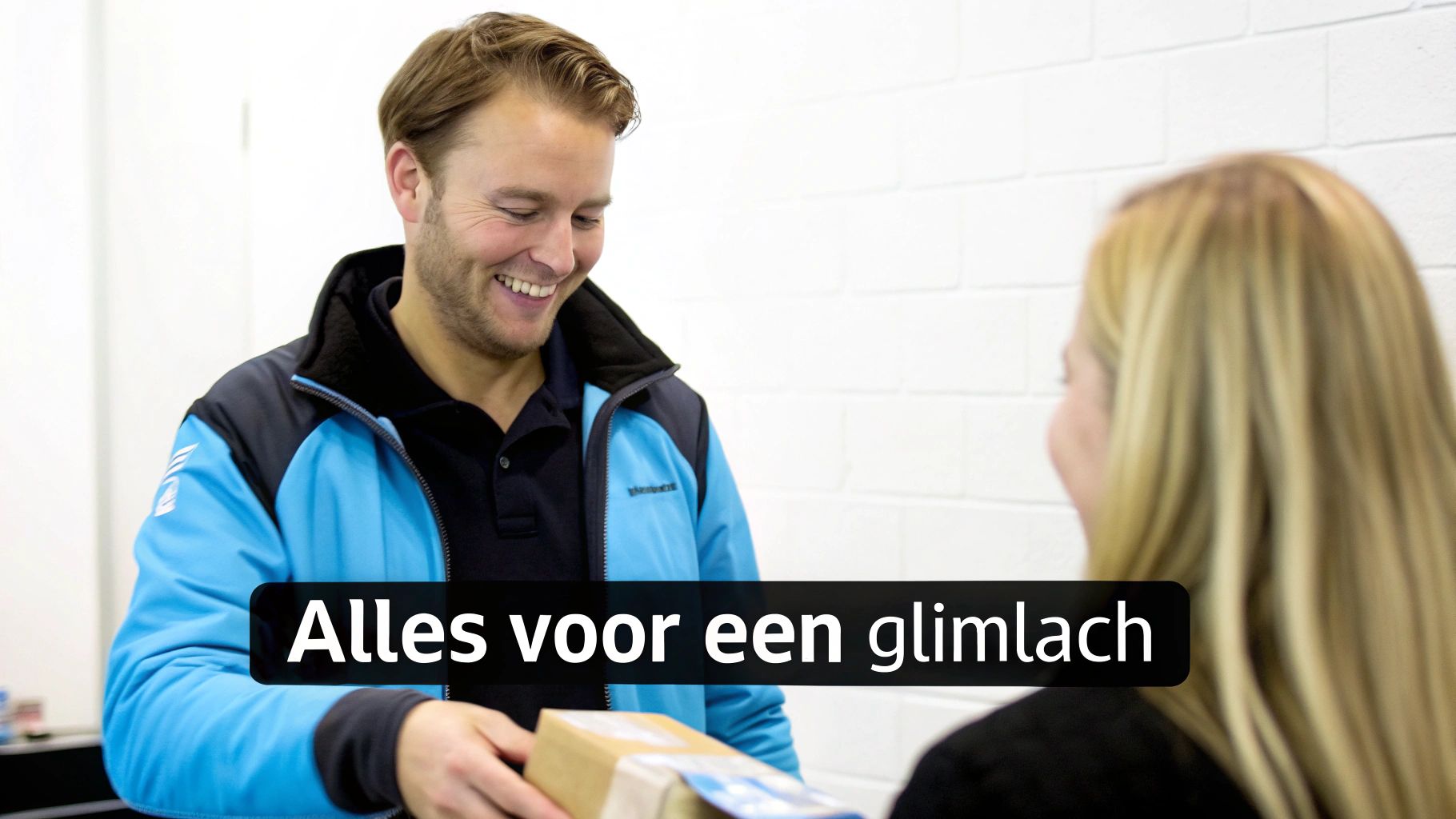 Een lachende bezorger van Coolblue overhandigt een pakket aan een tevreden klant. 'Alles voor een glimlach'.