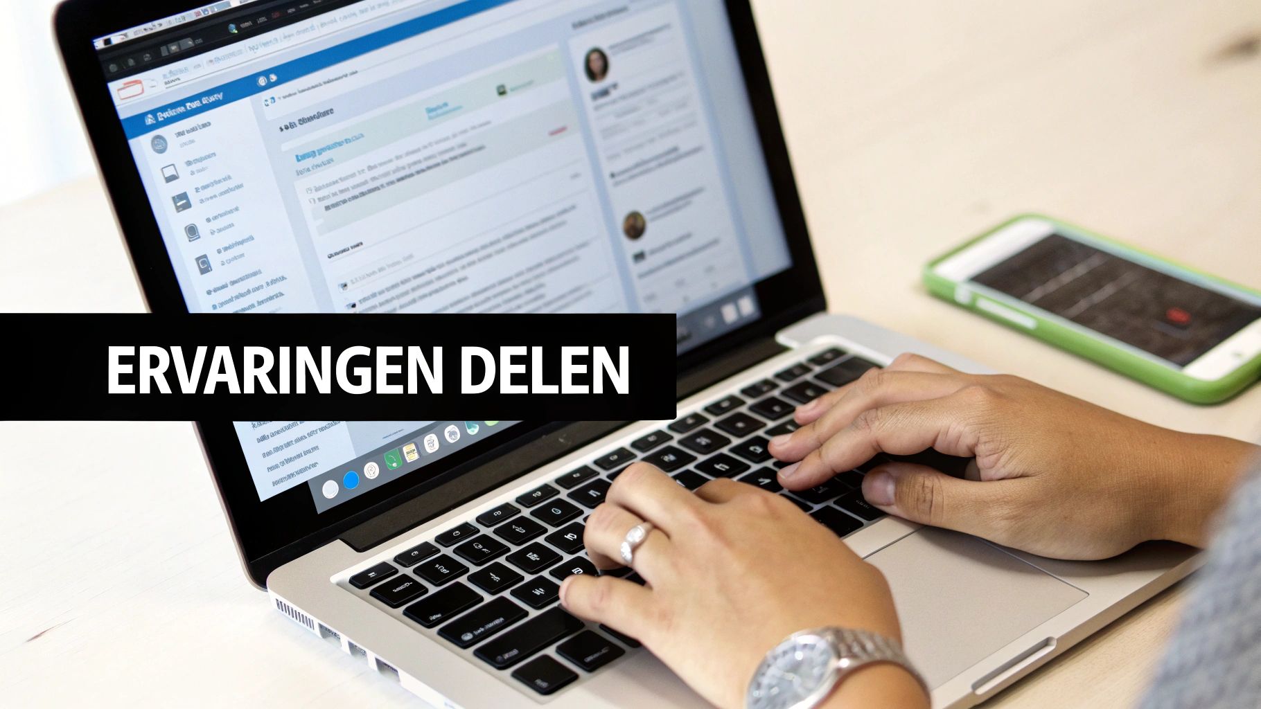 Een persoon typt op een laptop, met de tekst 'ERVARINGEN DELEN' op een zwarte banner en een smartphone ernaast.