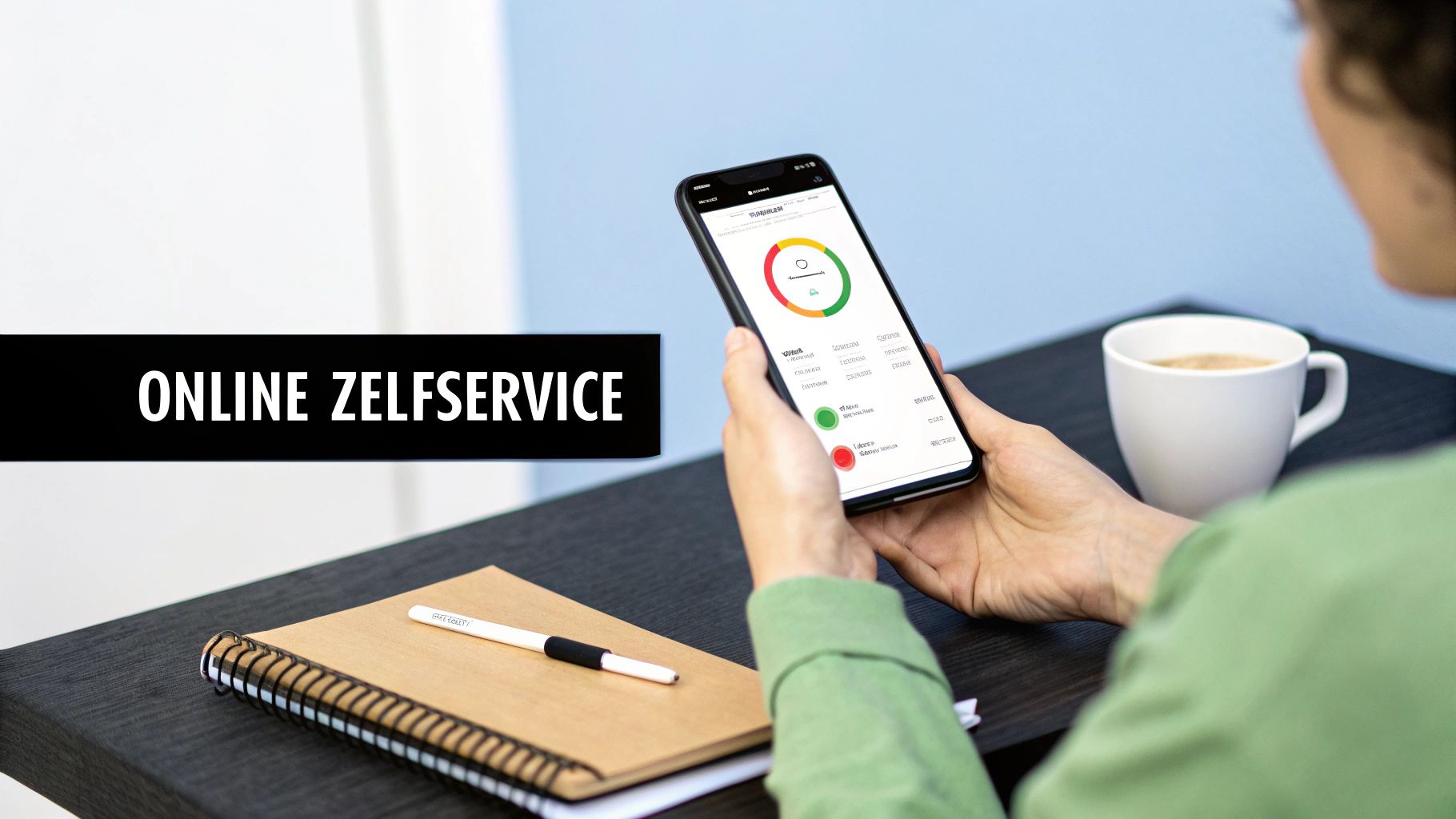 Persoon gebruikt online zelfservice app op smartphone om energieverbruik en kosten te beheren