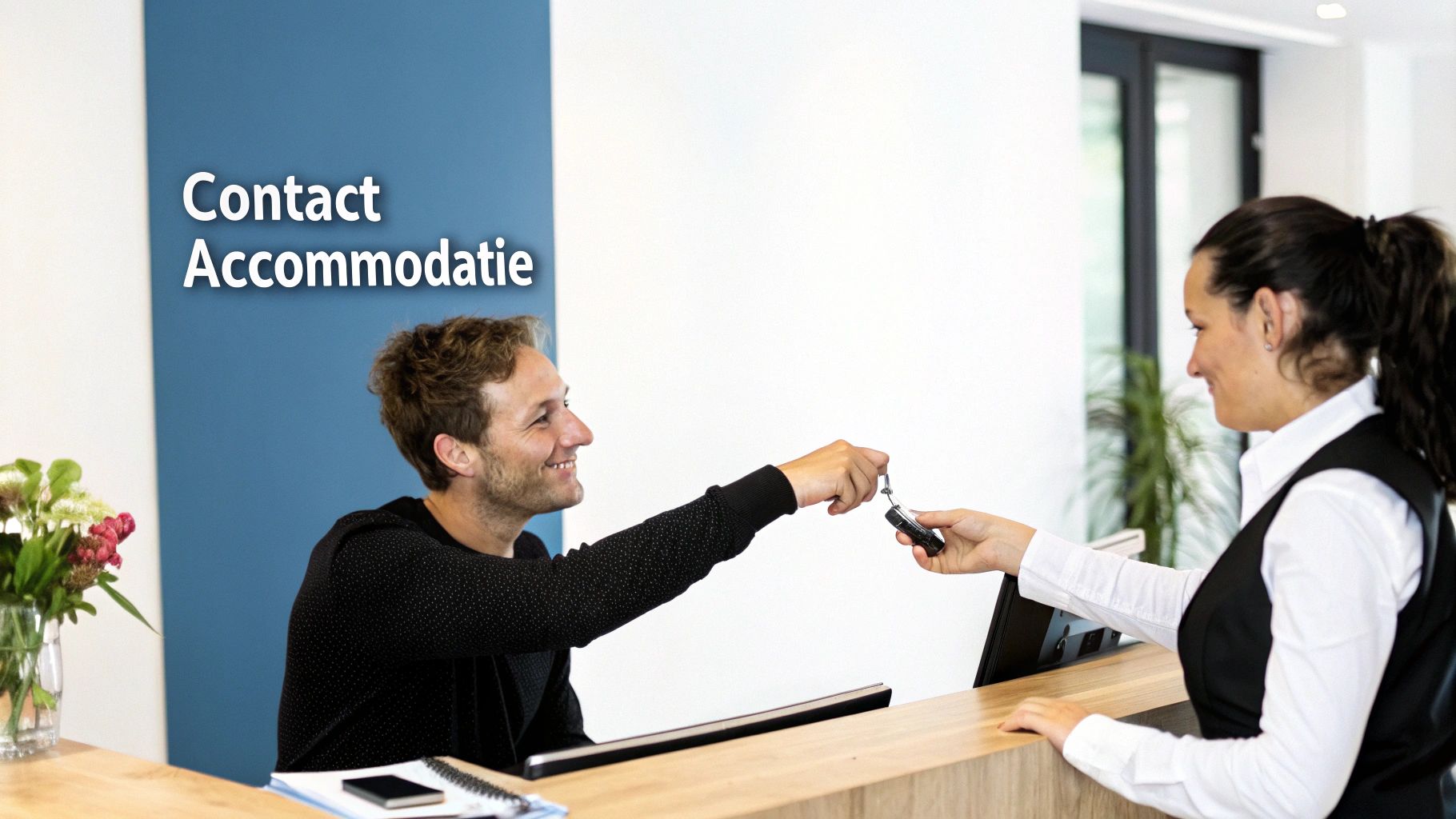 Persoon die een bericht stuurt naar een hotel via een laptop