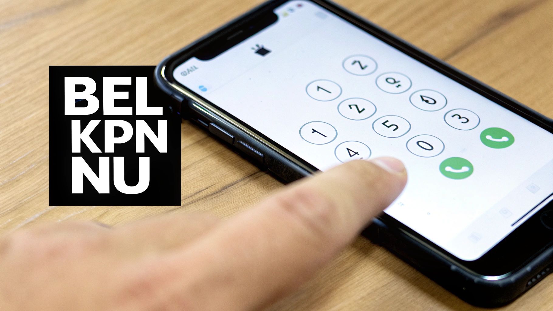 Een hand toetst een nummer in op een smartphone met een telefoonapplicatie. Een zwarte overlay zegt 'BEL KPN NU'.