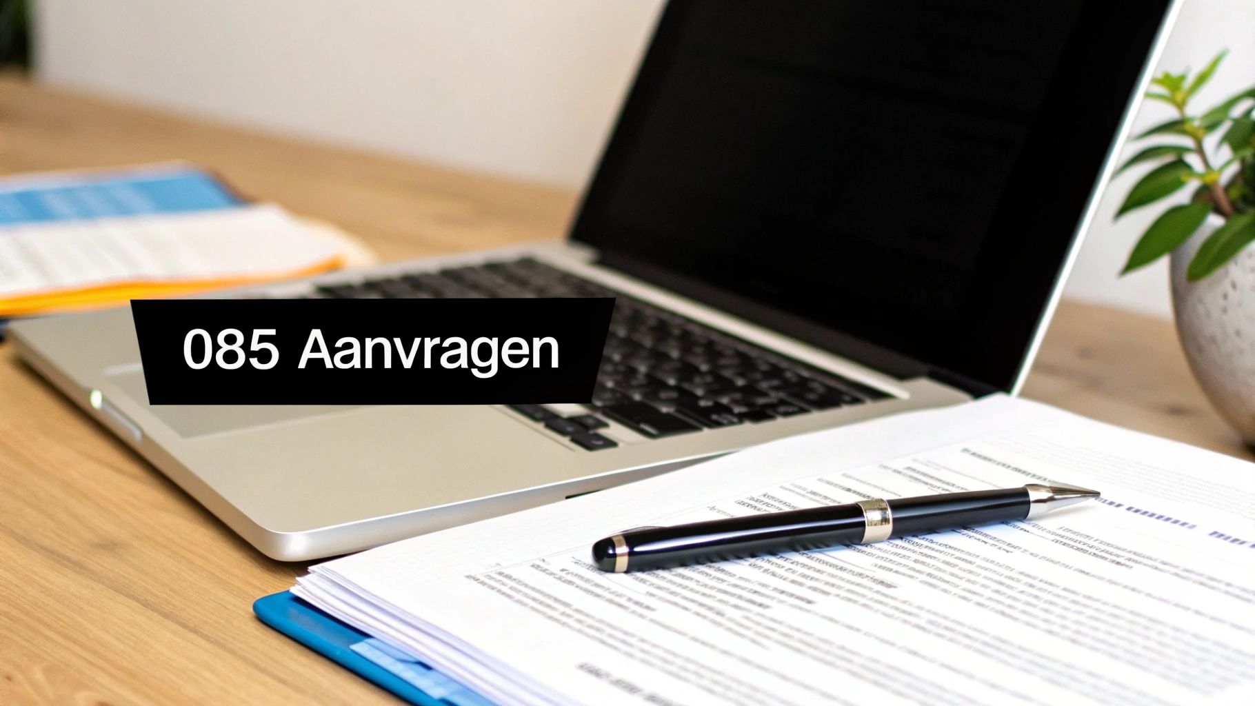 Een persoon die online een 085 nummer aanvraagt op een laptop.