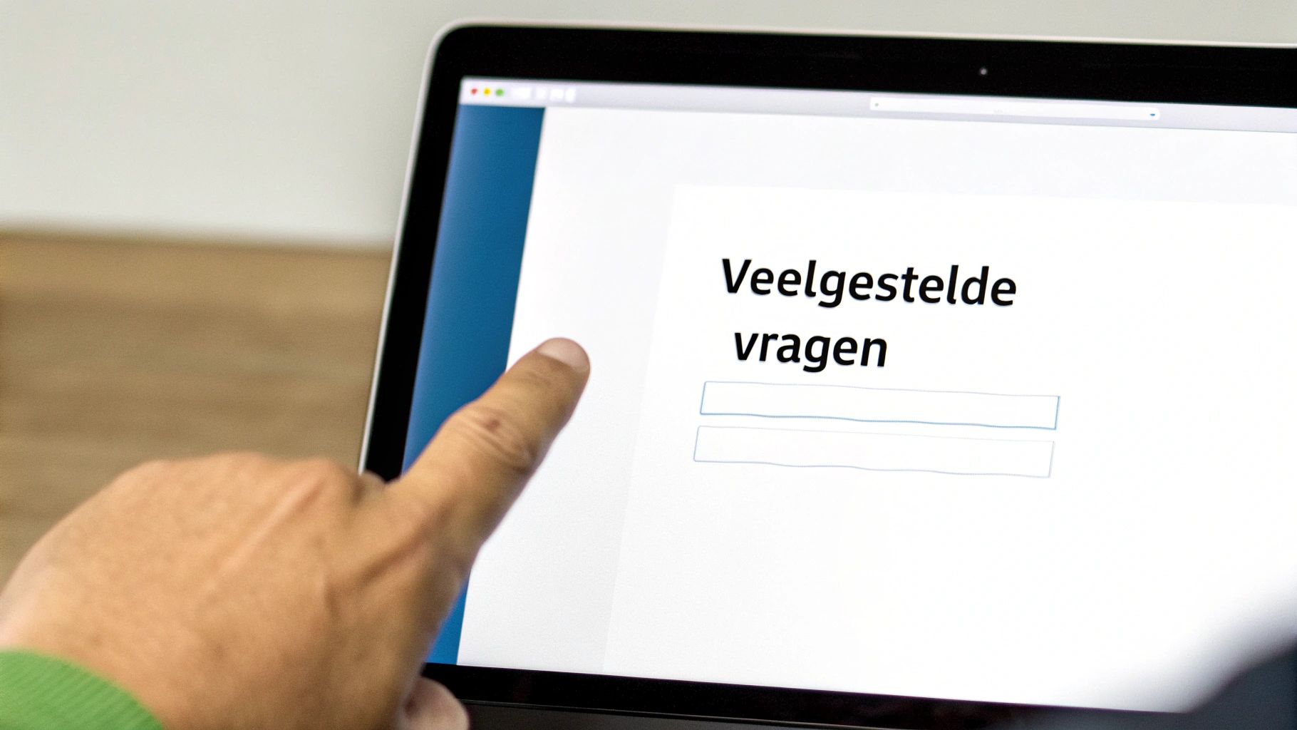 Een hand wijst naar een laptopscherm met de tekst 'Veelgestelde vragen' en invoervelden.
