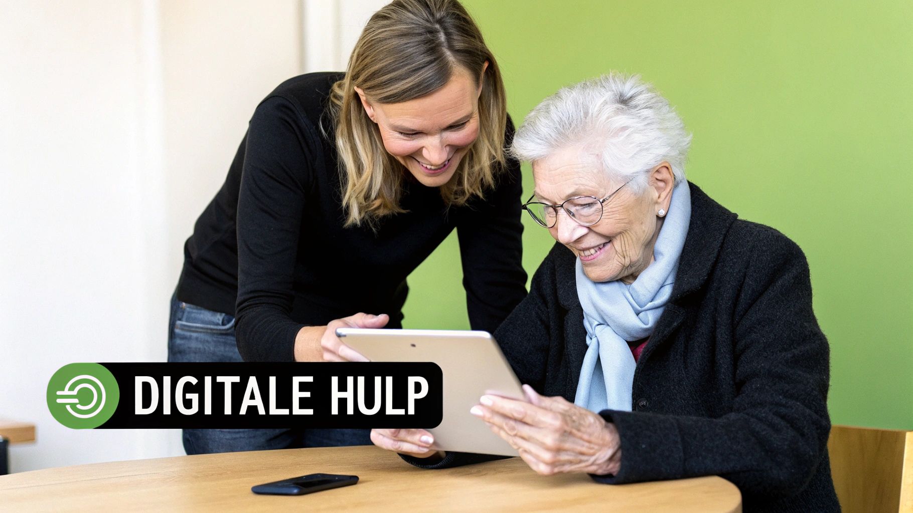 Een jongere vrouw helpt een oudere vrouw met een tablet, beiden glimlachen. De tekst 'DIGITALE HULP' is zichtbaar.