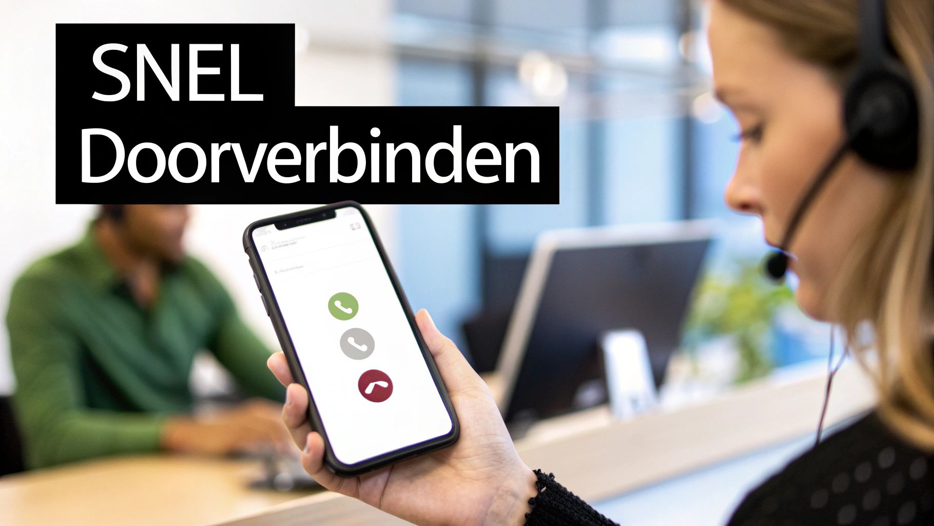 Vrouw met headset houdt smartphone vast met bellijst, in een kantooromgeving met de tekst 'SNEL Doorverbinden'.