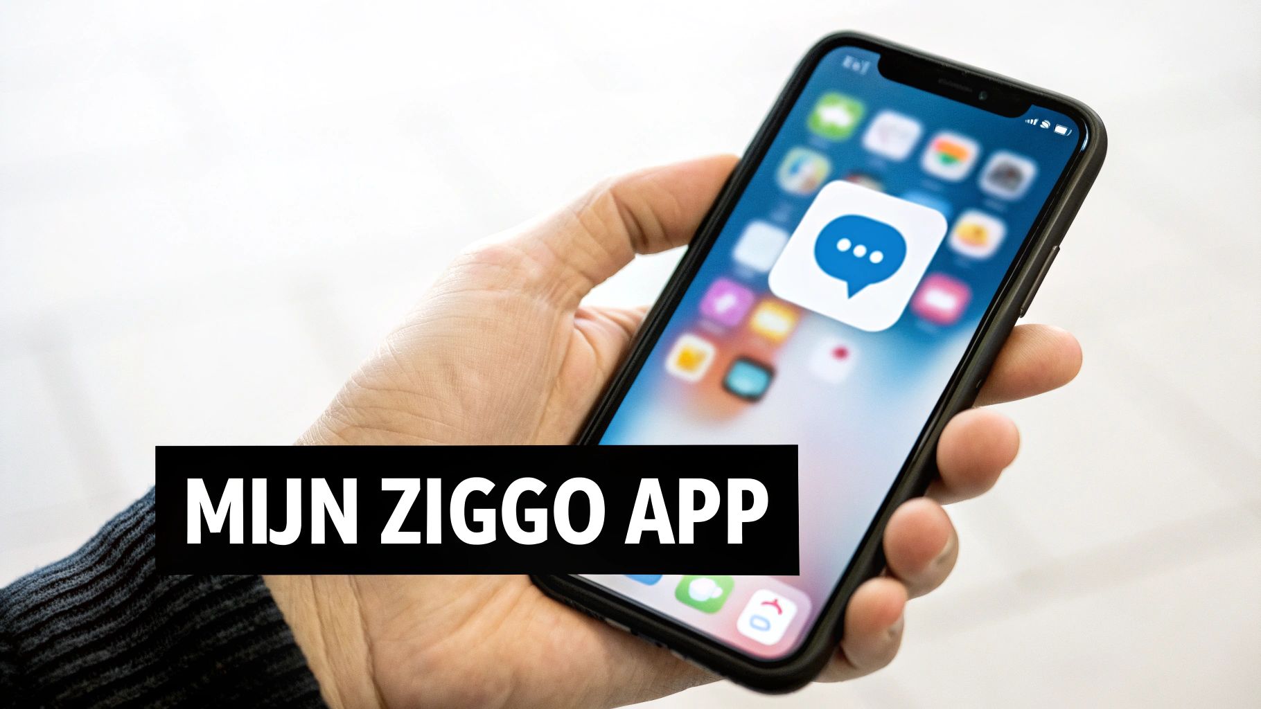 Hand houdt smartphone vast met de Mijn Ziggo app icoon duidelijk zichtbaar op het scherm.