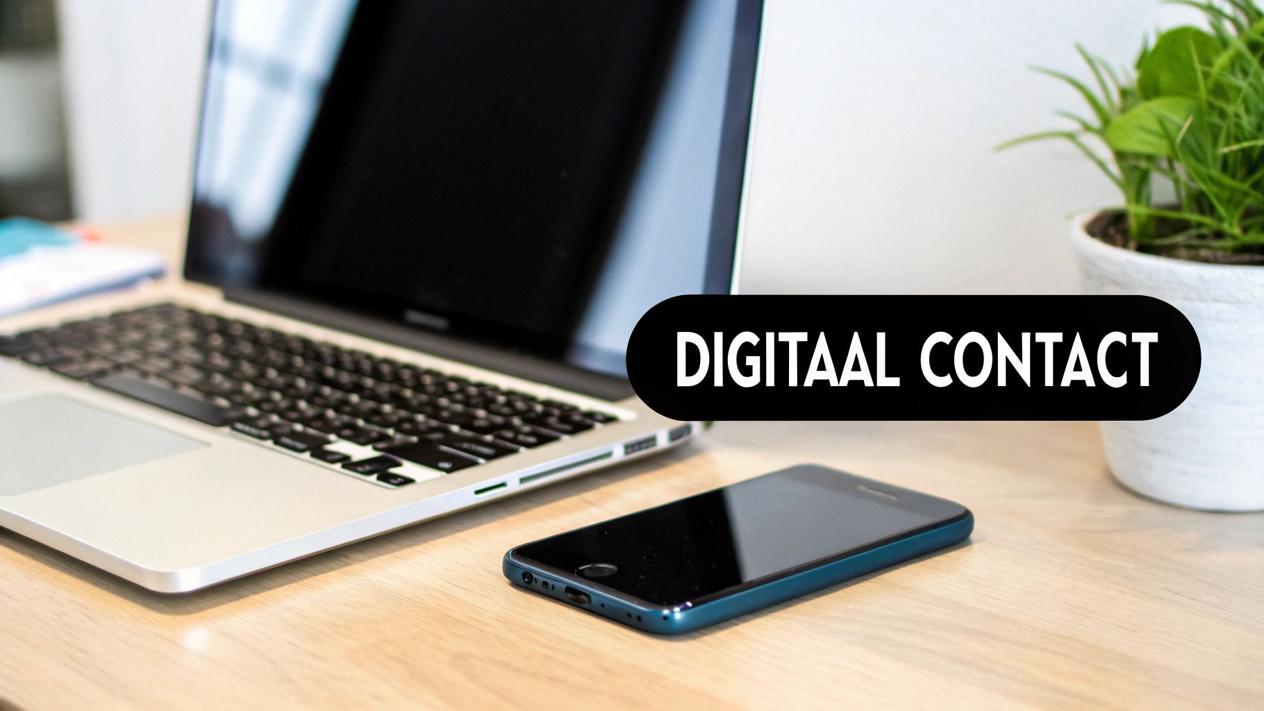 Een moderne werkplek met een laptop, een smartphone en een plant op een houten bureau, met de tekst 'DIGITAAL CONTACT'.