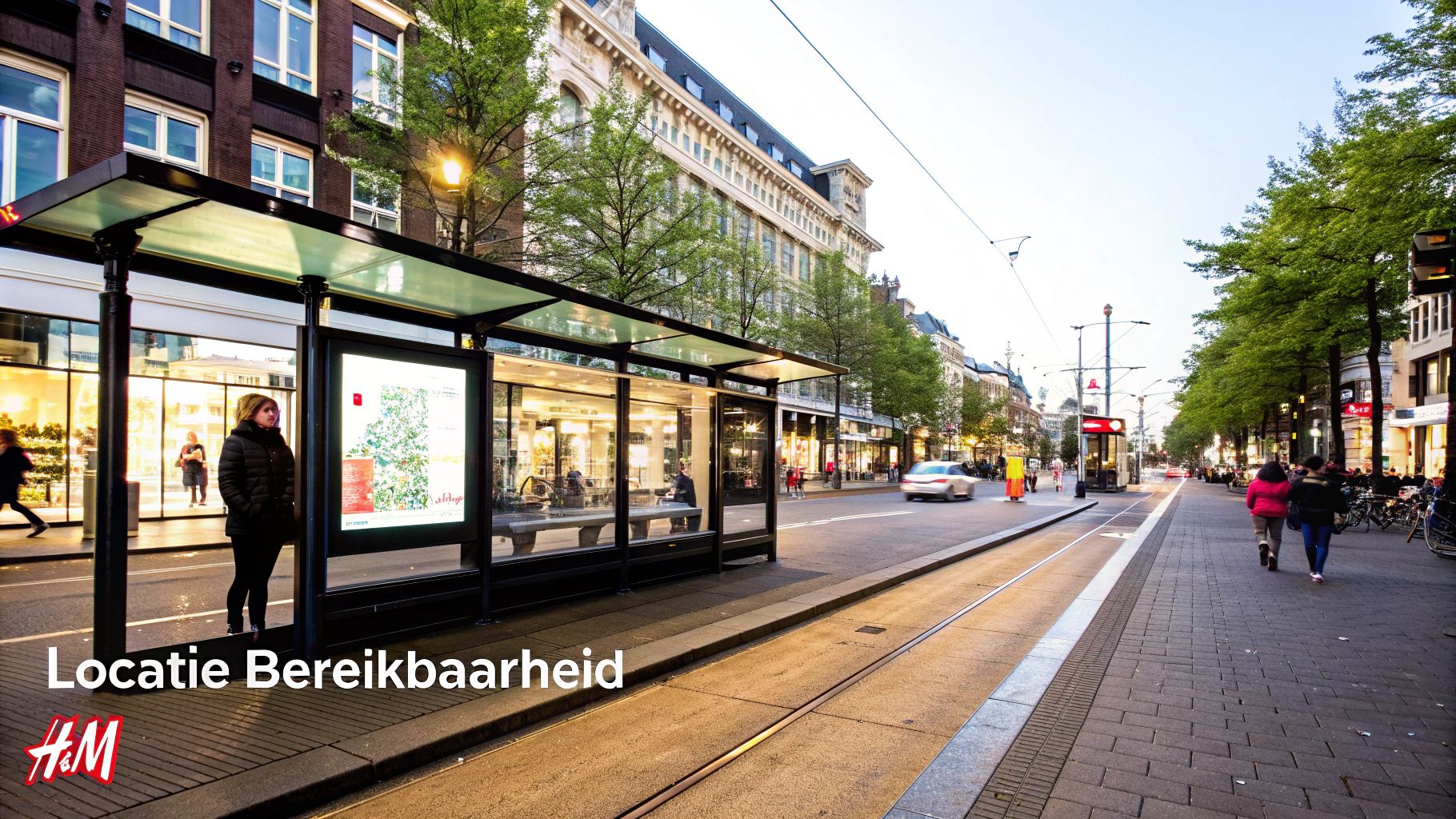 Mensen winkelen in een H&M-winkel in Amsterdam