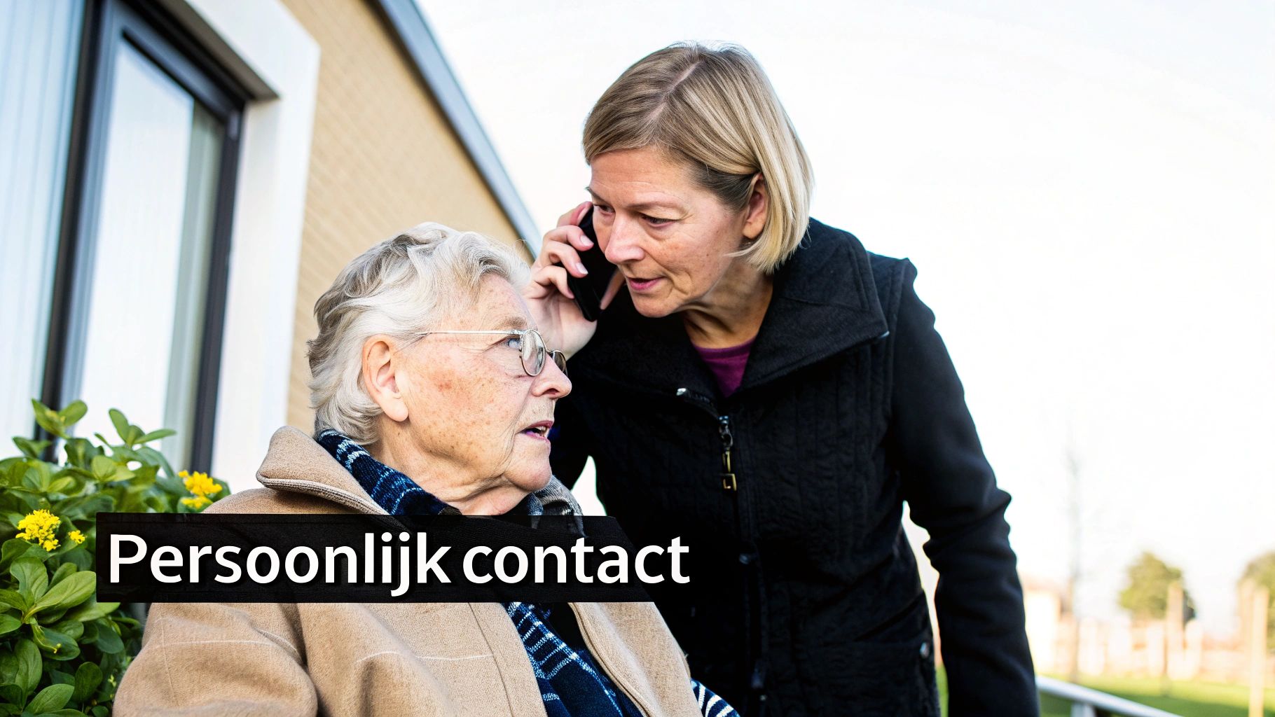 Een jongere vrouw belt, terwijl ze naast een oudere vrouw staat en naar haar kijkt, met de tekst 'Persoonlijk contact'.