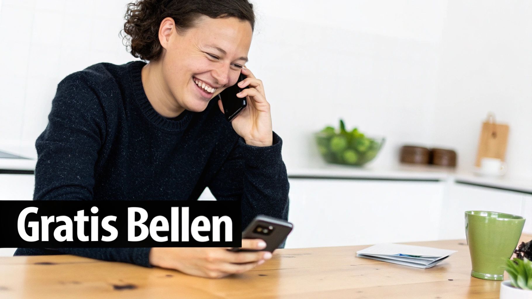 Een lachende vrouw belt met haar telefoon en kijkt naar een andere telefoon. De tekst 'Gratis Bellen' staat in beeld.