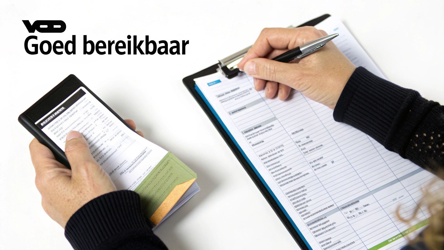 Twee paar handen werken met papieren documenten, een pen en een digitaal apparaat, met de tekst 'Goed bereikbaar'.