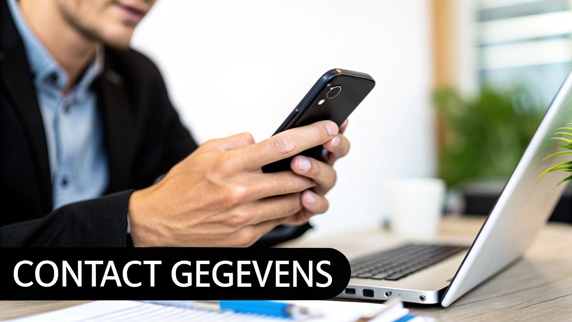 Een persoon die belt met de ING klantenservice op kantoor