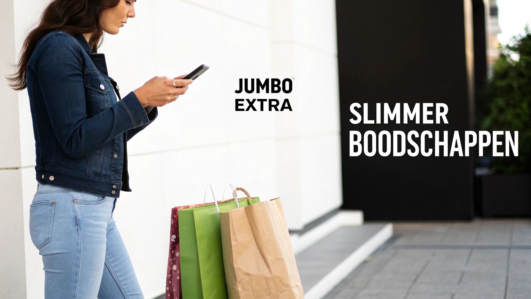 Vrouw kijkt op haar telefoon naast boodschappentassen met de teksten Jumbo Extra en Slimmer Boodschappen.