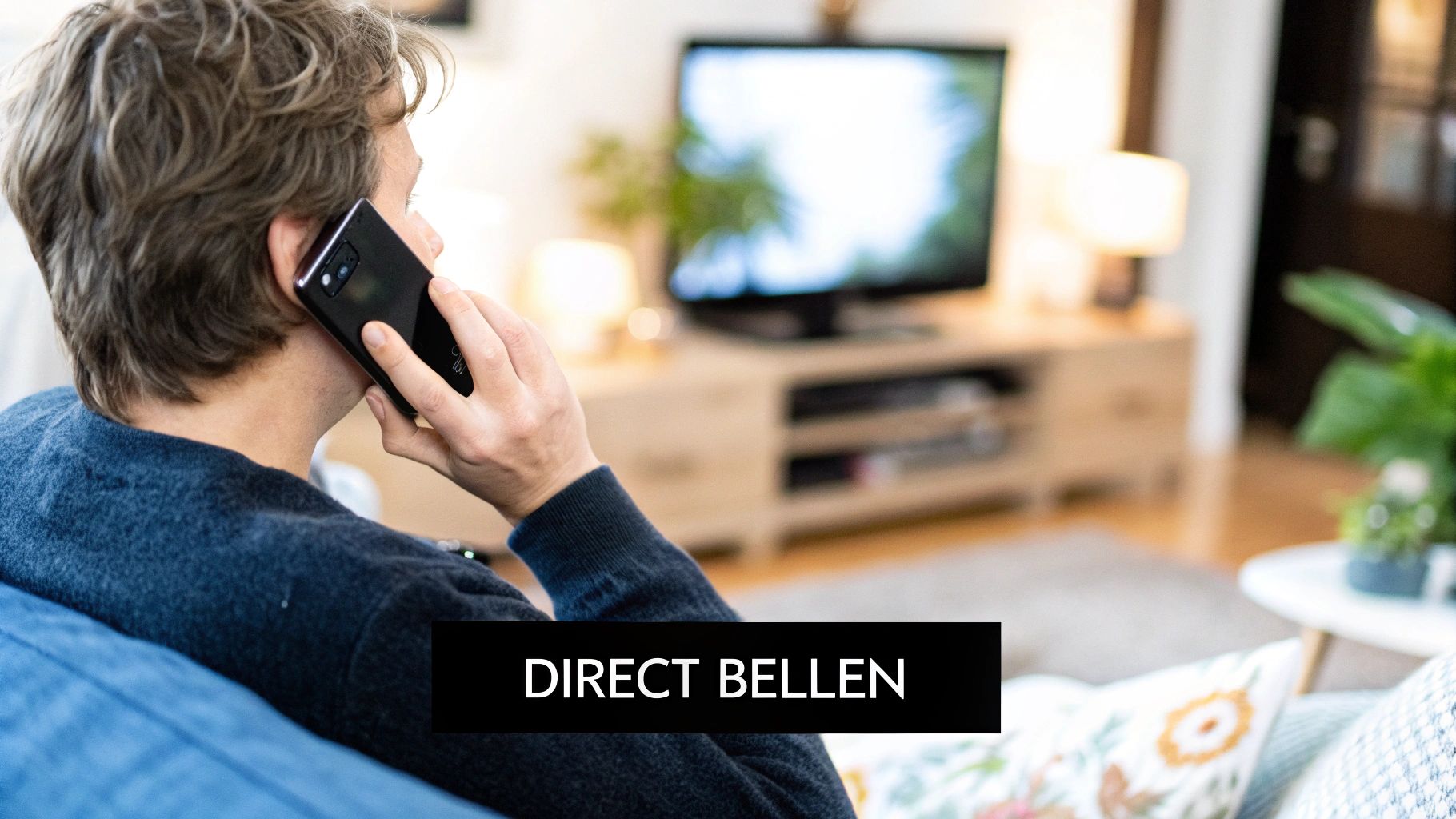 Een persoon die de Albert Heijn klantenservice belt met een smartphone.