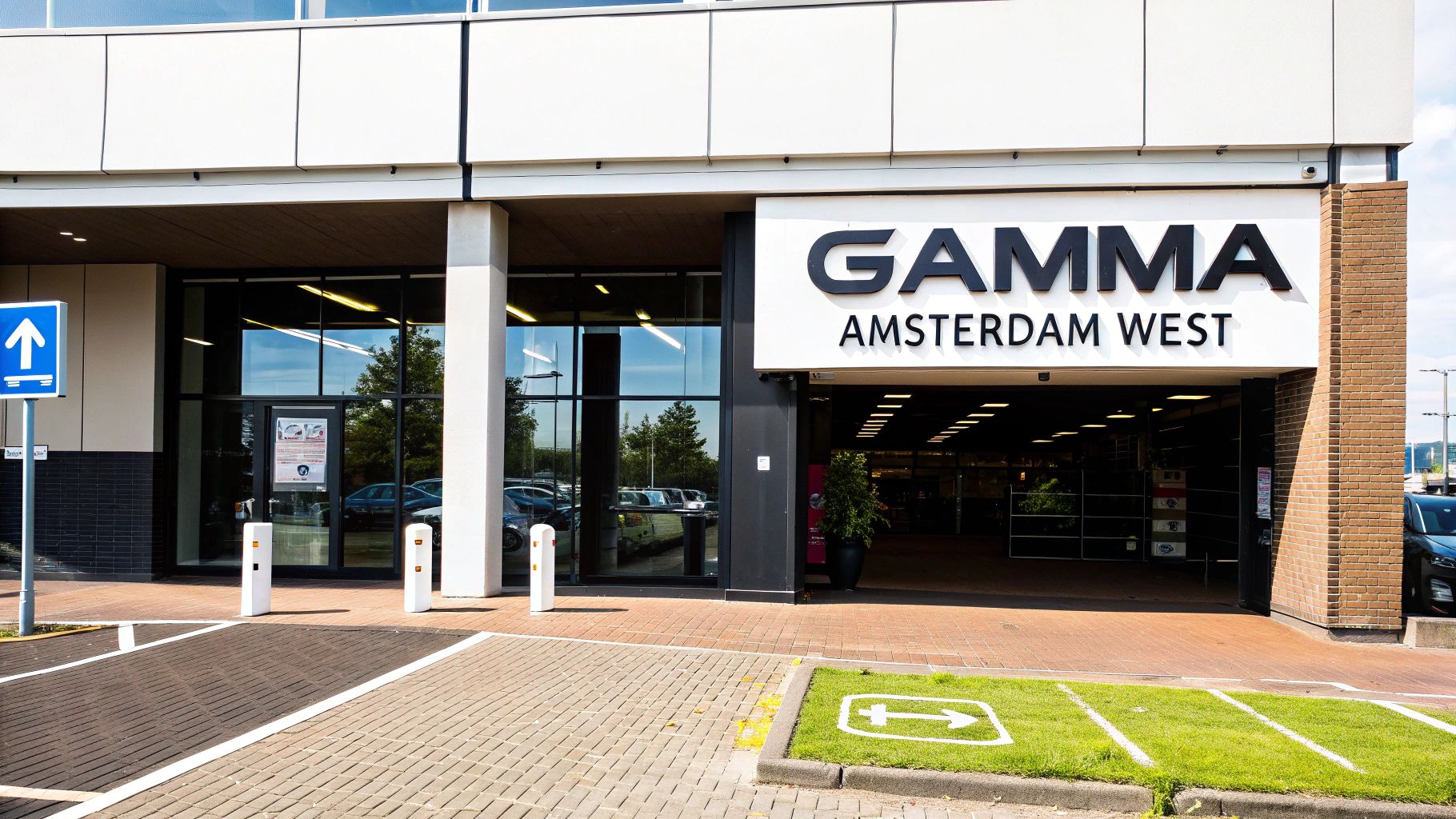 Voorkant van een Gamma bouwmarkt in Amsterdam West met het logo en de ingang.